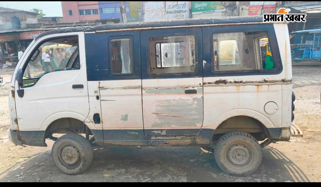 अस्पताल में इलाज हेतु आया बच्चा घटनास्थल पर लगी भीड़ वैन जिसमें हुआ था हादसा | Prabhat Khabar Network