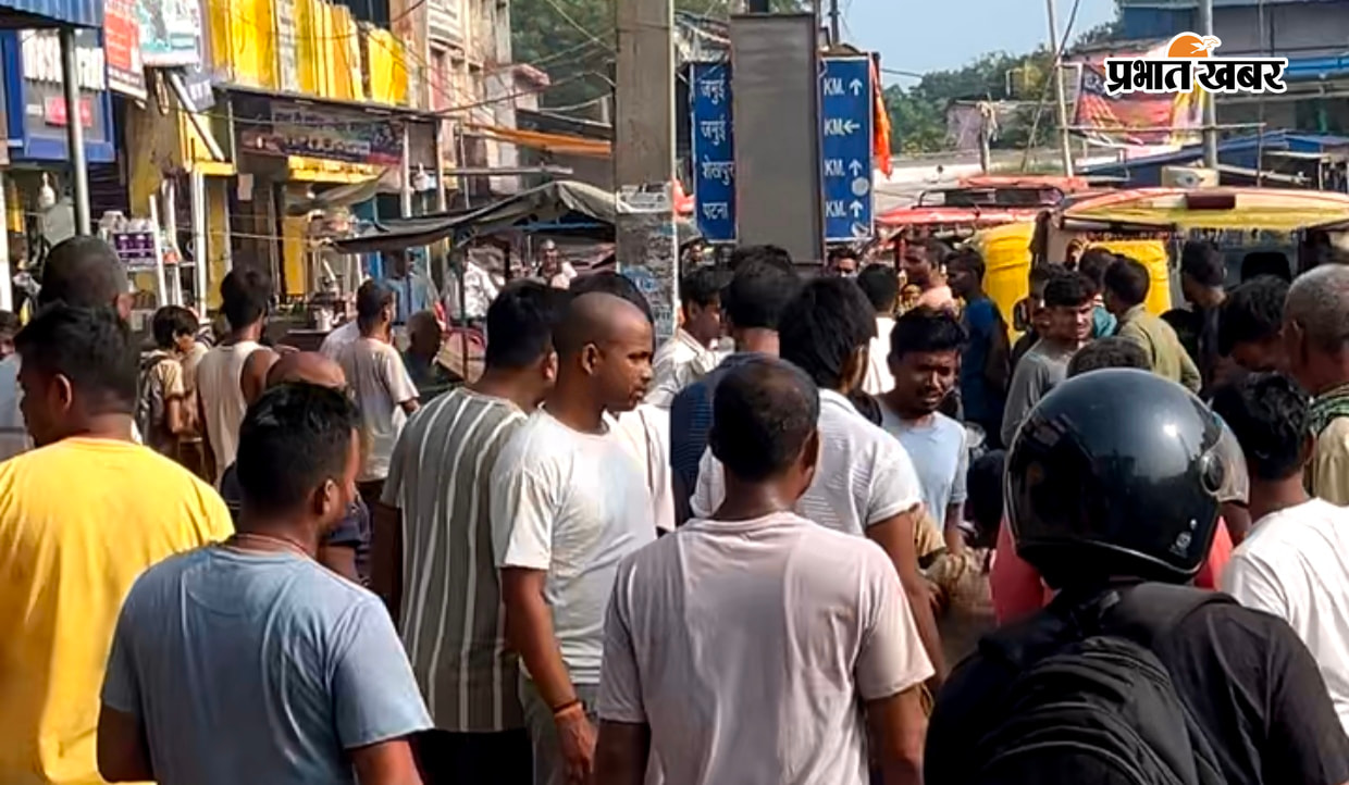 अस्पताल में इलाज हेतु आया बच्चा घटनास्थल पर लगी भीड़ वैन जिसमें हुआ था हादसा | Prabhat Khabar Network