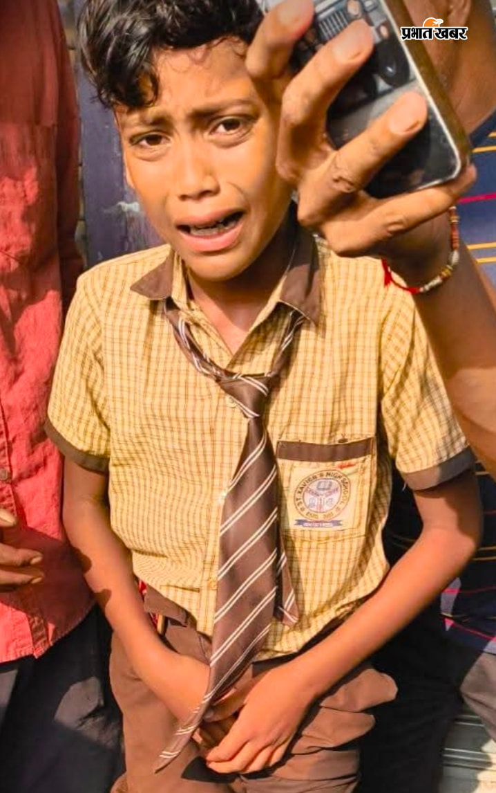 1. अस्पताल में इलाज के लिए आया घायल बच्चा 2. घटना के समय मौके पर लगी भीड़ 3. स्कूल वैन जिसमें हुआ था हादसा 4. हादसे में घायल और घबराया हुआ रोता बच्चा | Prabhat Khabar Network