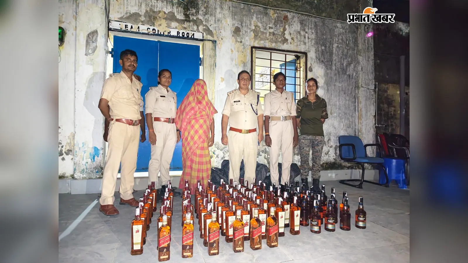 सिमराही में छह बैगों से मिली 90 बोतल विदेशी शराब, महिला गिरफ्तार; बेटा पुलिस को चकमा देकर फरार