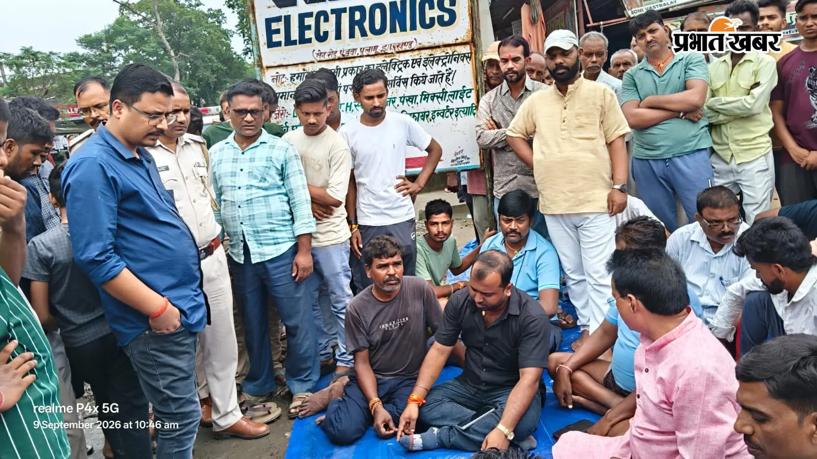 पलामू में चोरों के हौसले बुलंद: CCTV उखाड़कर खेत में फेंका, ज्वेलरी दुकान का ताला तोड़ चोरी का प्रयास