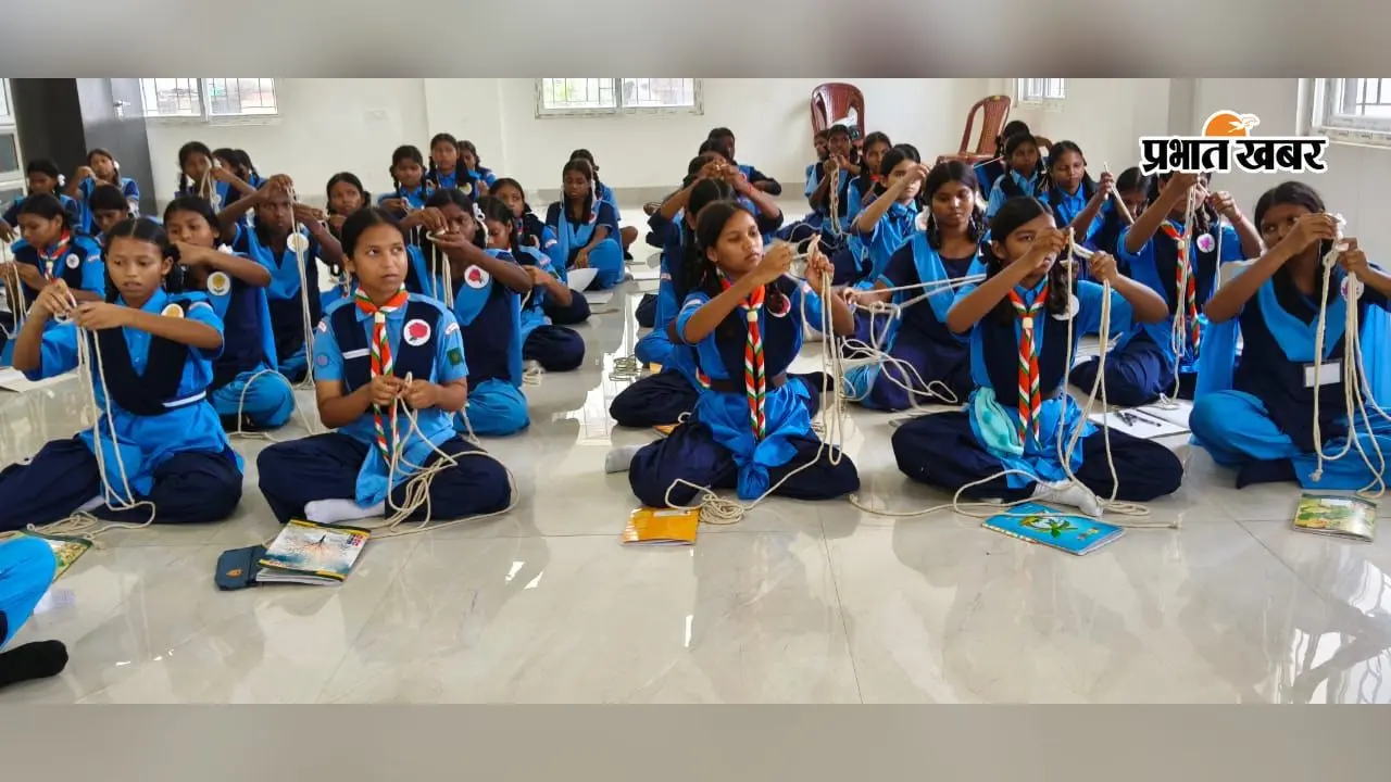 गाइड्स को मिल रहा आत्मविश्वास का प्रशिक्षण, जीवनोपयोगी हुनर सीख रहीं छात्राएं