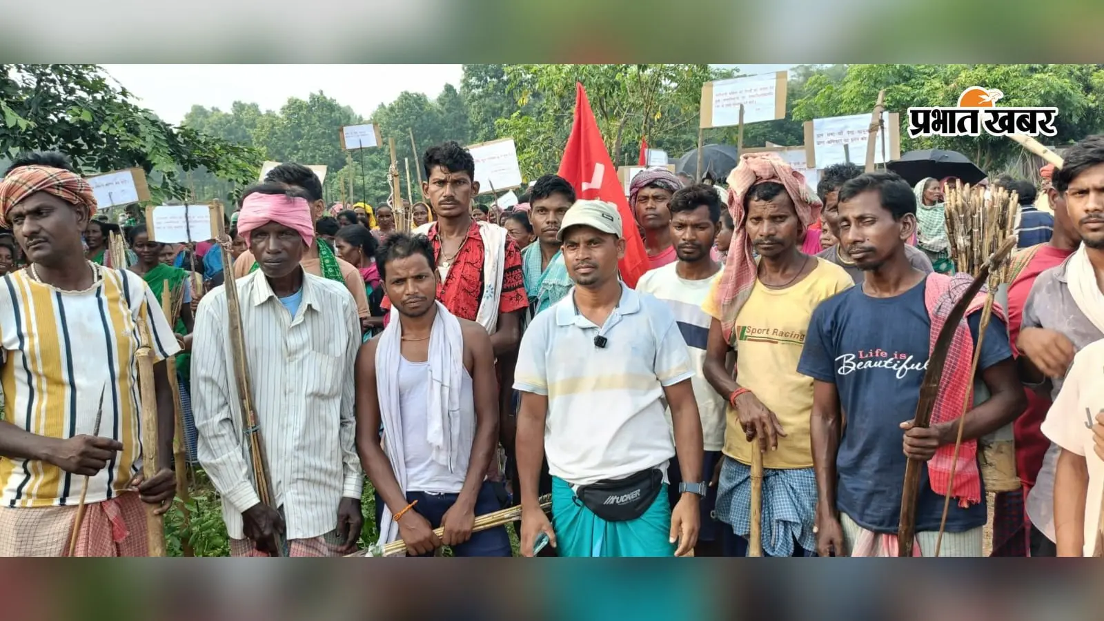 दुमका में कोल टेस्टिंग बोरिंग के खिलाफ ग्रामीणों का हल्लाबोल, मशीनें हटने तक जारी रहा धरना