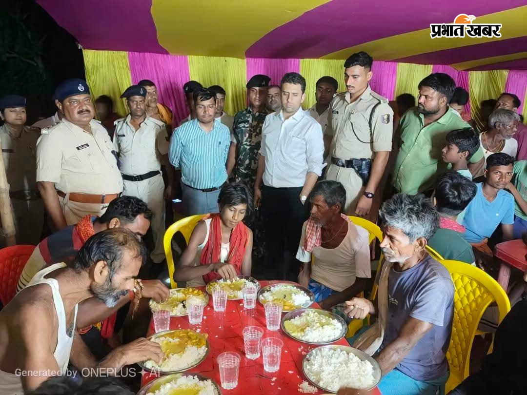 सनहा-गोरगामा बांध पर सामुदायिक रसोई का निरीक्षण करते डीएम रिची पांडेय, अधिकारियों को निर्देश देते डीएम | Prabhat Khabar Network