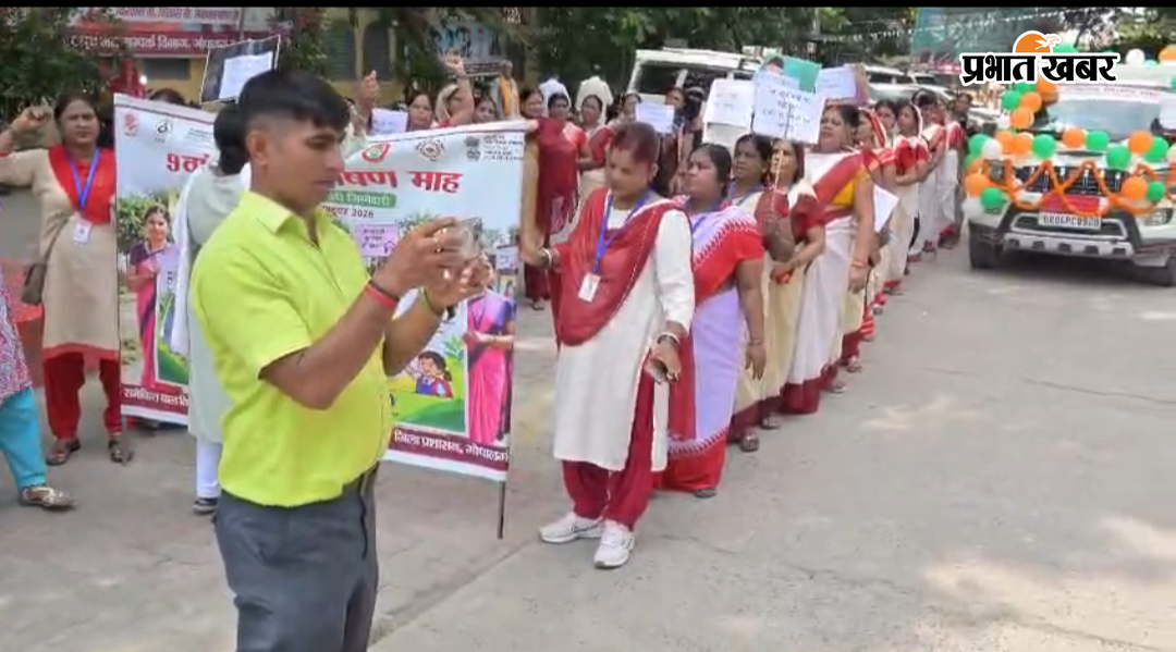 फोटो:- पोषण रथ को हरी झंडी दिखाकर रवाना करते डीएम व अन्य फोटो:- रैली में शामिल आंगनबाड़ी सेविका व अन्य | Prabhat Khabar Network