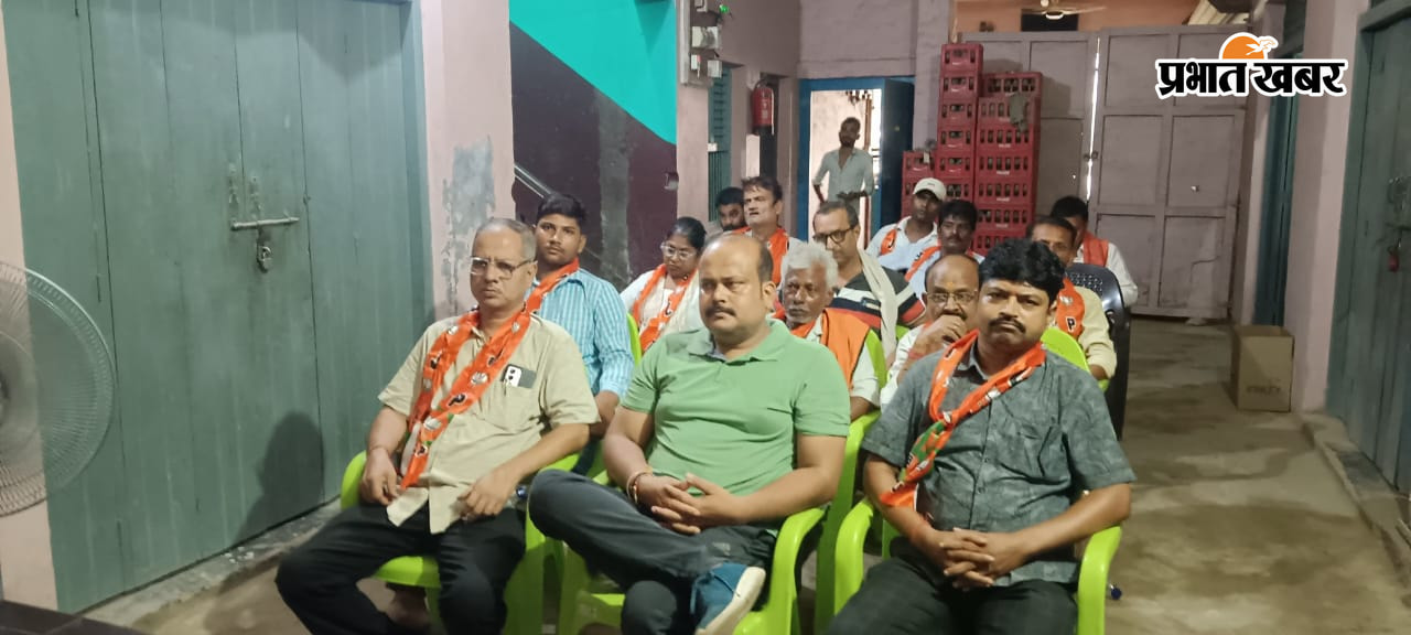 फोटो - बैठक में सामूहिक रूप से उपस्थित अध्यक्ष व अन्य. | Prabhat Khabar Network