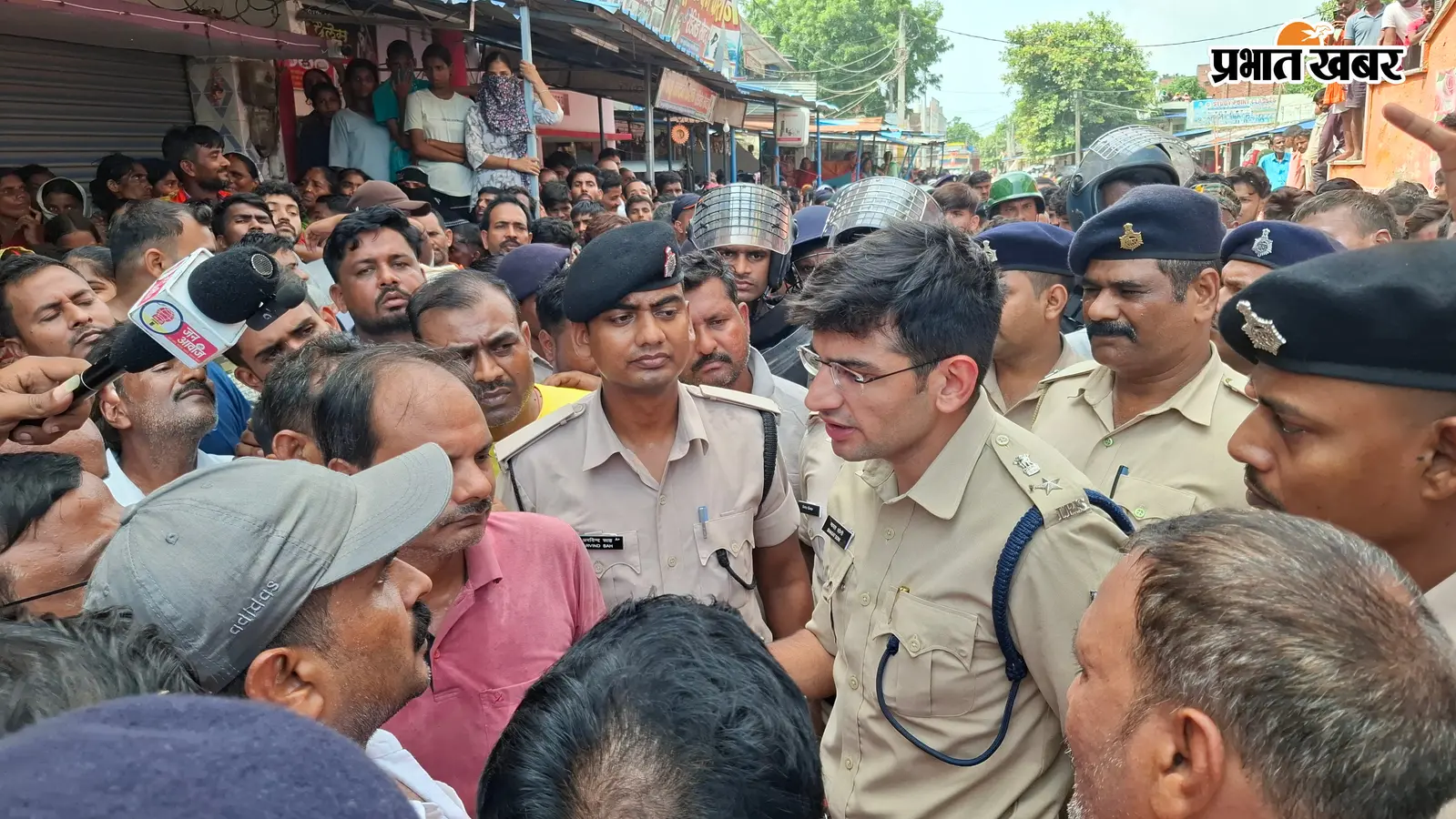 सीवान: स्वर्ण व्यवसायी की मौत के बाद बवाल, चार घंटे सड़क जाम; SP ने बाजार में पुलिस पिकेट का किया ऐलान