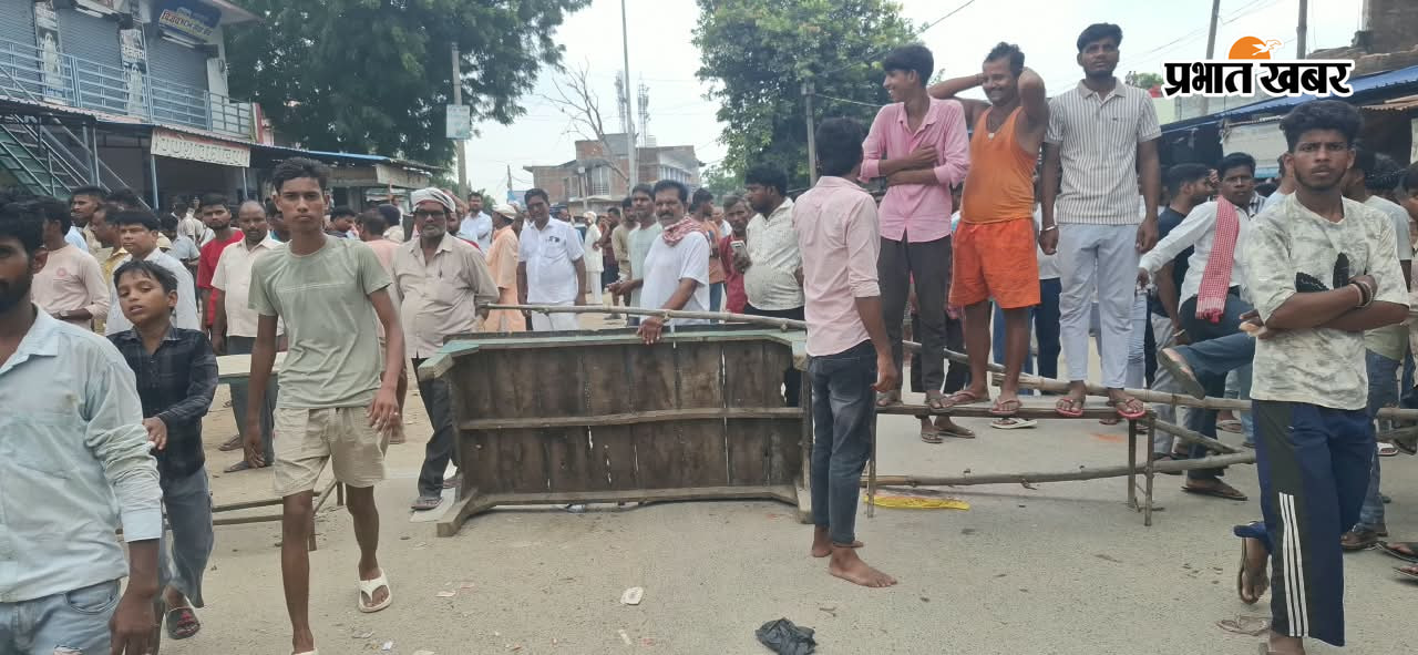 1 परिजनों से बात करते पुलिस अधीक्षक 2 सड़क जाम कर विरोध करते नाराज ग्रामीण 3. घटना स्थल का निरीक्षण करते पुलिस अधीक्षक 4. शव पहुंचने के बाद मृतक के घर उमड़ी लोगों की भीड़ | Prabhat Khabar Network