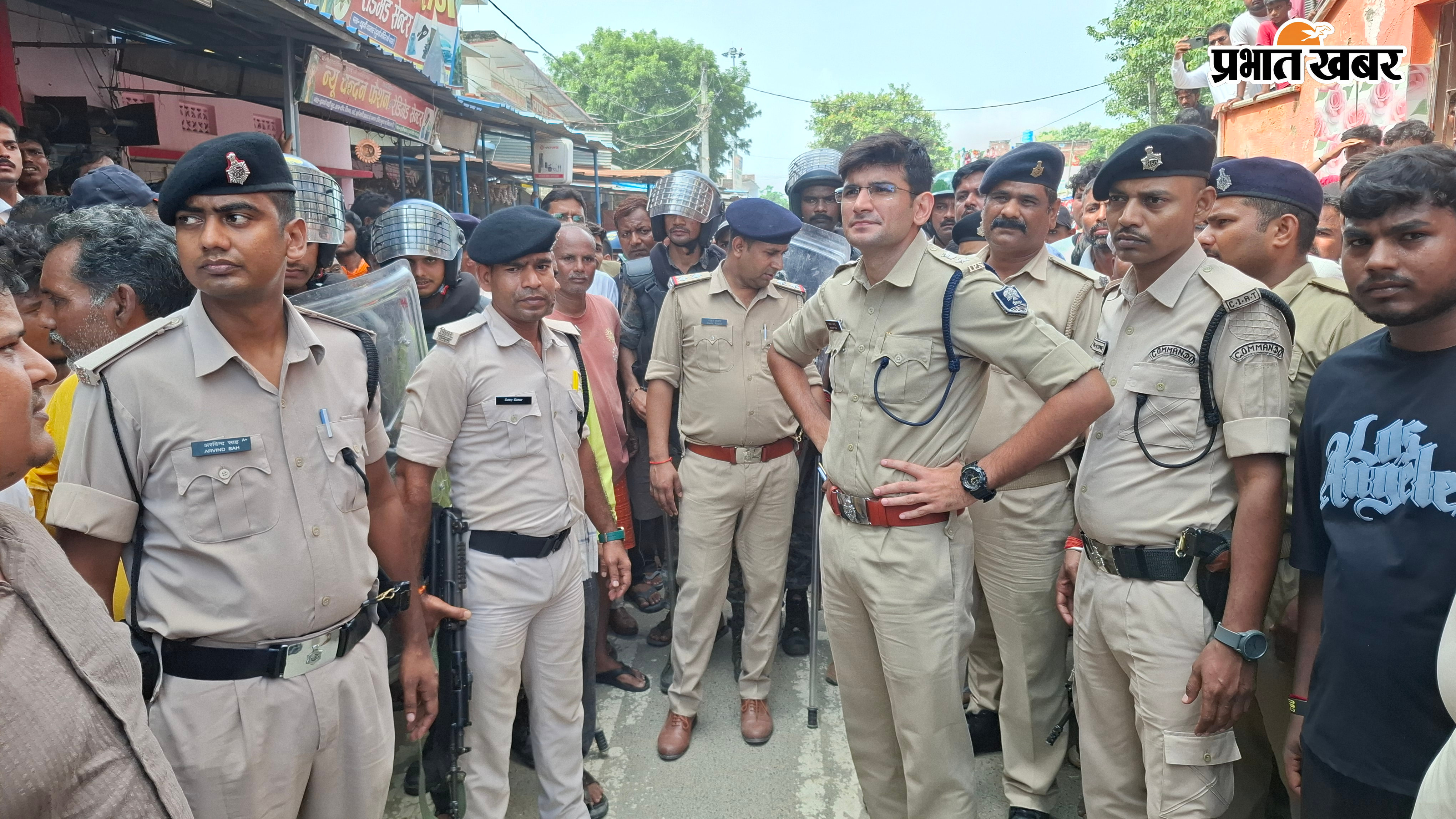 1 परिजनों से बात करते पुलिस अधीक्षक 2 सड़क जाम कर विरोध करते नाराज ग्रामीण 3. घटना स्थल का निरीक्षण करते पुलिस अधीक्षक 4. शव पहुंचने के बाद मृतक के घर उमड़ी लोगों की भीड़ | Prabhat Khabar Network