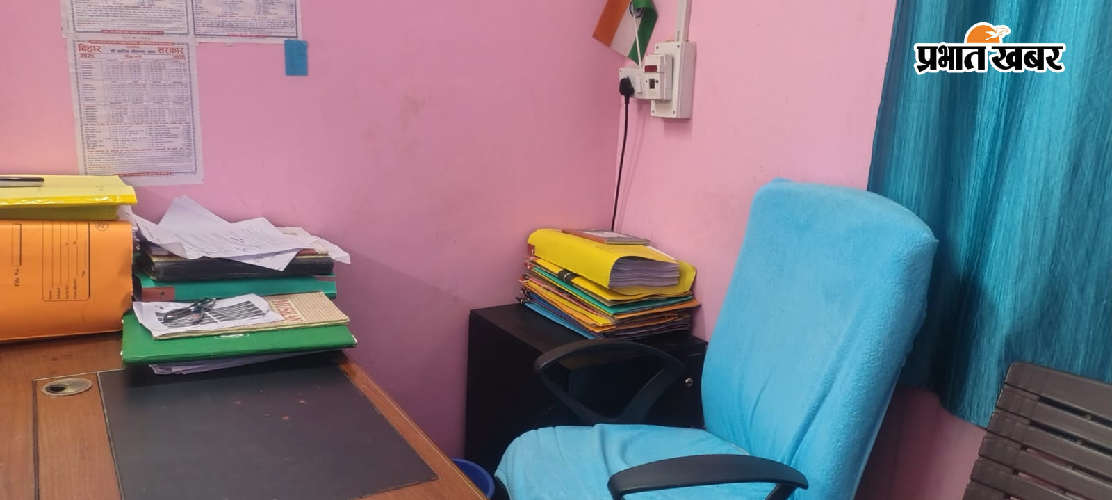 फोटो :-   1.नगर पंचायत कार्यालय में खाली पड़ी कुर्सी  2.नगर पंचायत कार्यालय के लिपिक की खाली कुर्सी  3.नगर पंचायत कार्यालय का फोटो | Prabhat Khabar Network