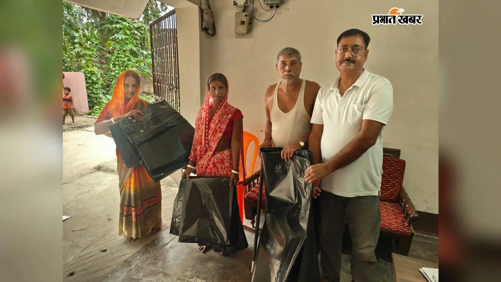 हाजीपुर: बिदुपुर में बाढ़ पीड़ितों के बीच राहत सामग्री का वितरण, पशुओं के चारे की समस्या बनी चुनौती
