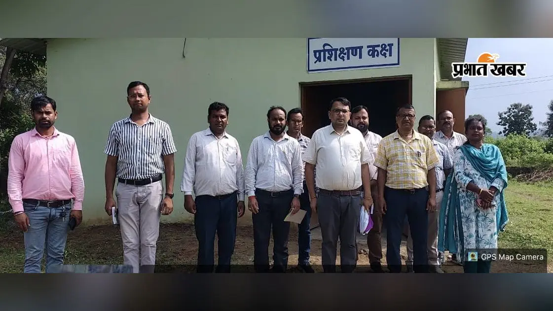 कृषि पाठशाला की प्रगति से संतुष्ट हुए जिला कृषि पदाधिकारी, कमियां दूर करने का निर्देश