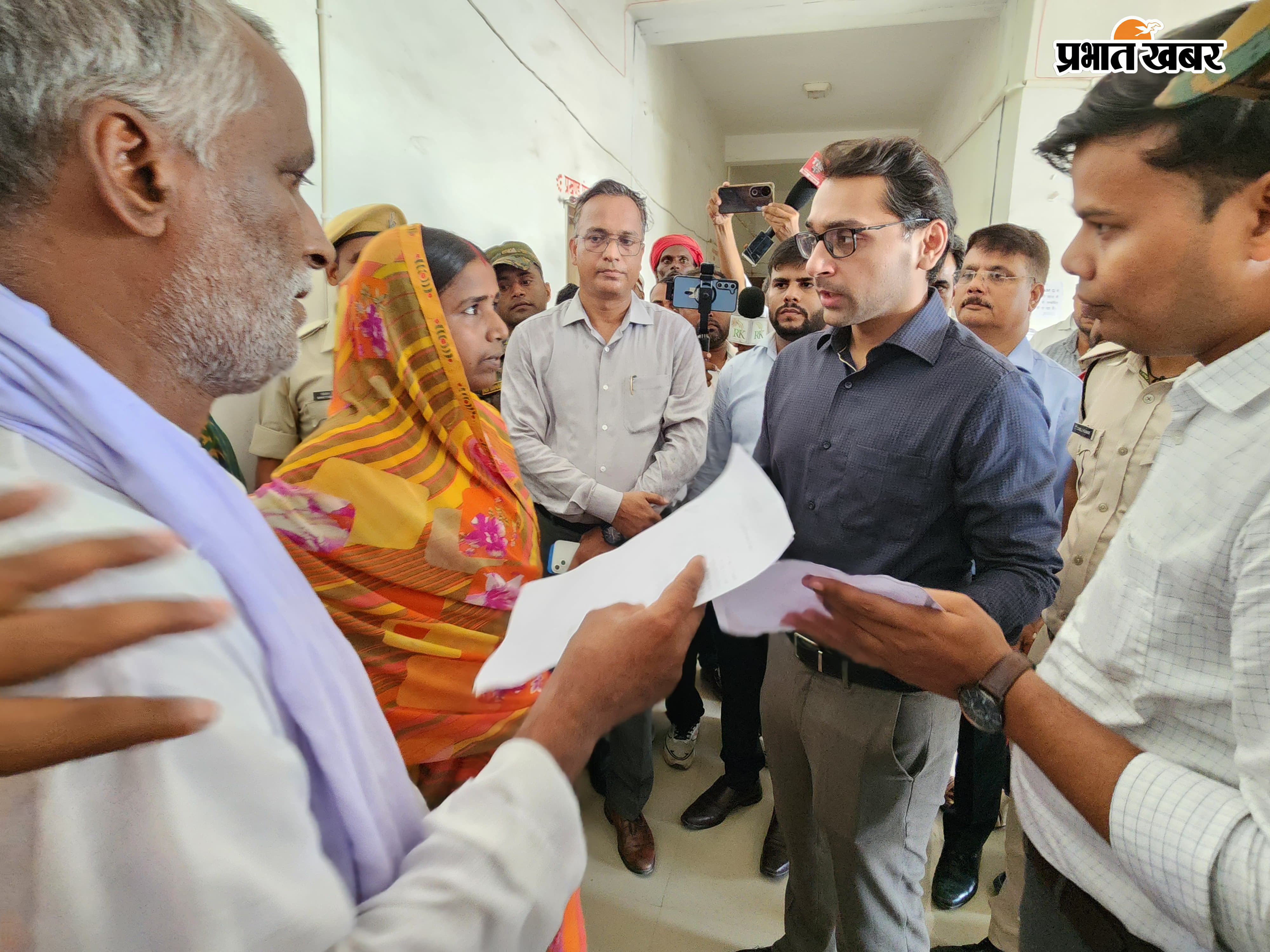 बोखड़ा प्रमुख सुधीर कुमार साह एवं जिला परिषद सदस्य ने डीएम तनय सुल्तानिया का पौधा भेंटकर स्वागत किया. | Prabhat Khabar Network