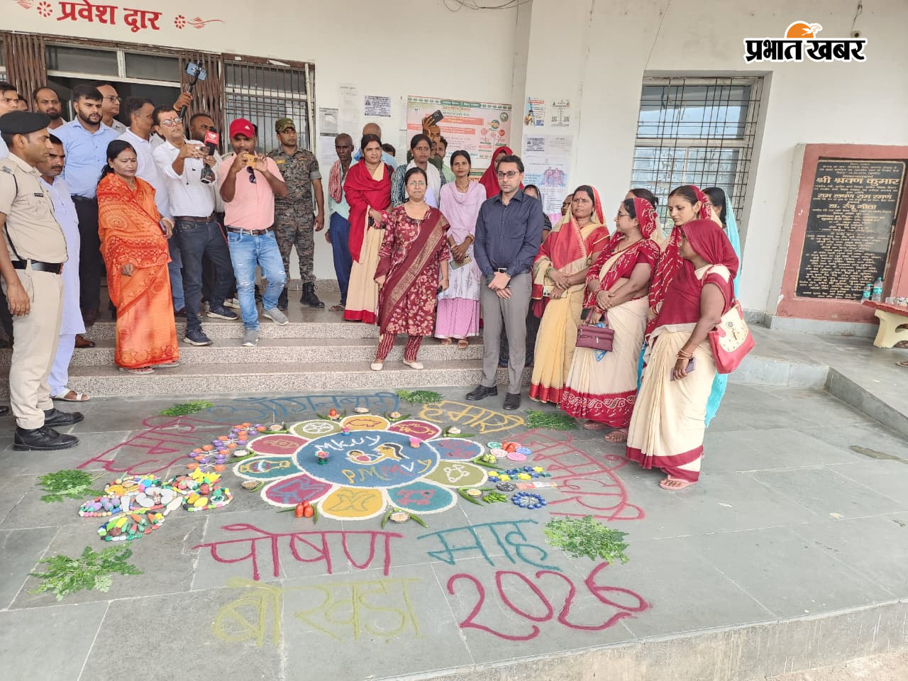 बोखड़ा प्रमुख सुधीर कुमार साह एवं जिला परिषद सदस्य ने डीएम तनय सुल्तानिया का पौधा भेंटकर स्वागत किया. | Prabhat Khabar Network