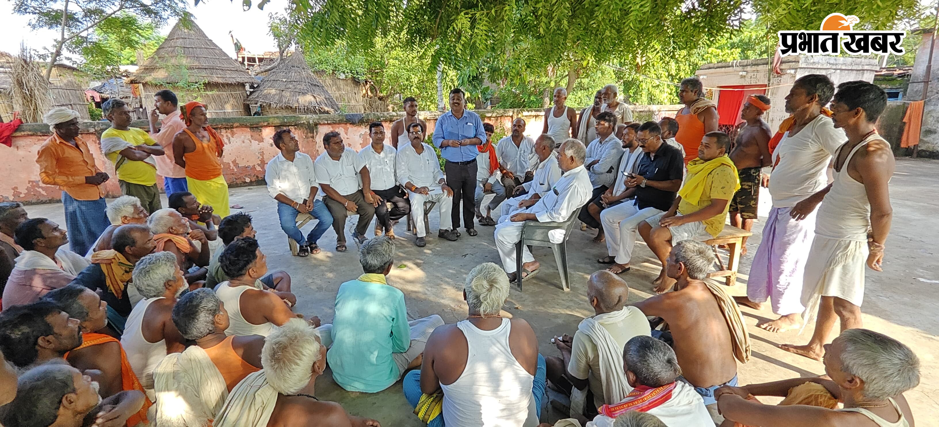 बाढ़ पीड़ितों से वार्ता करते प्रतिनिधिमंडल | Prabhat Khabar Network