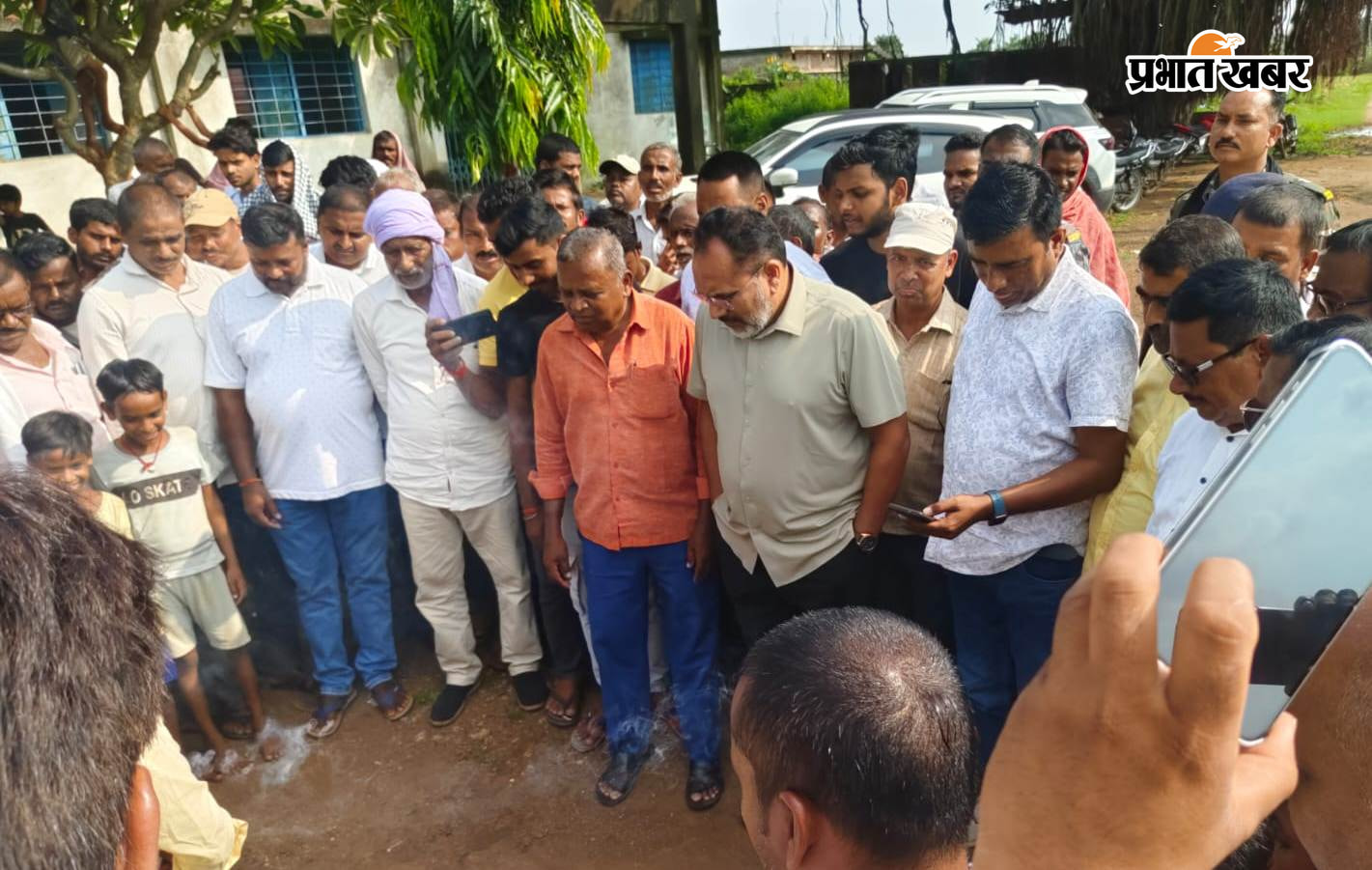 कार्यक्रम के दौरान स्थानीय विधायक प्रदीप यादव एवं अन्य. | Prabhat Khabar Network
