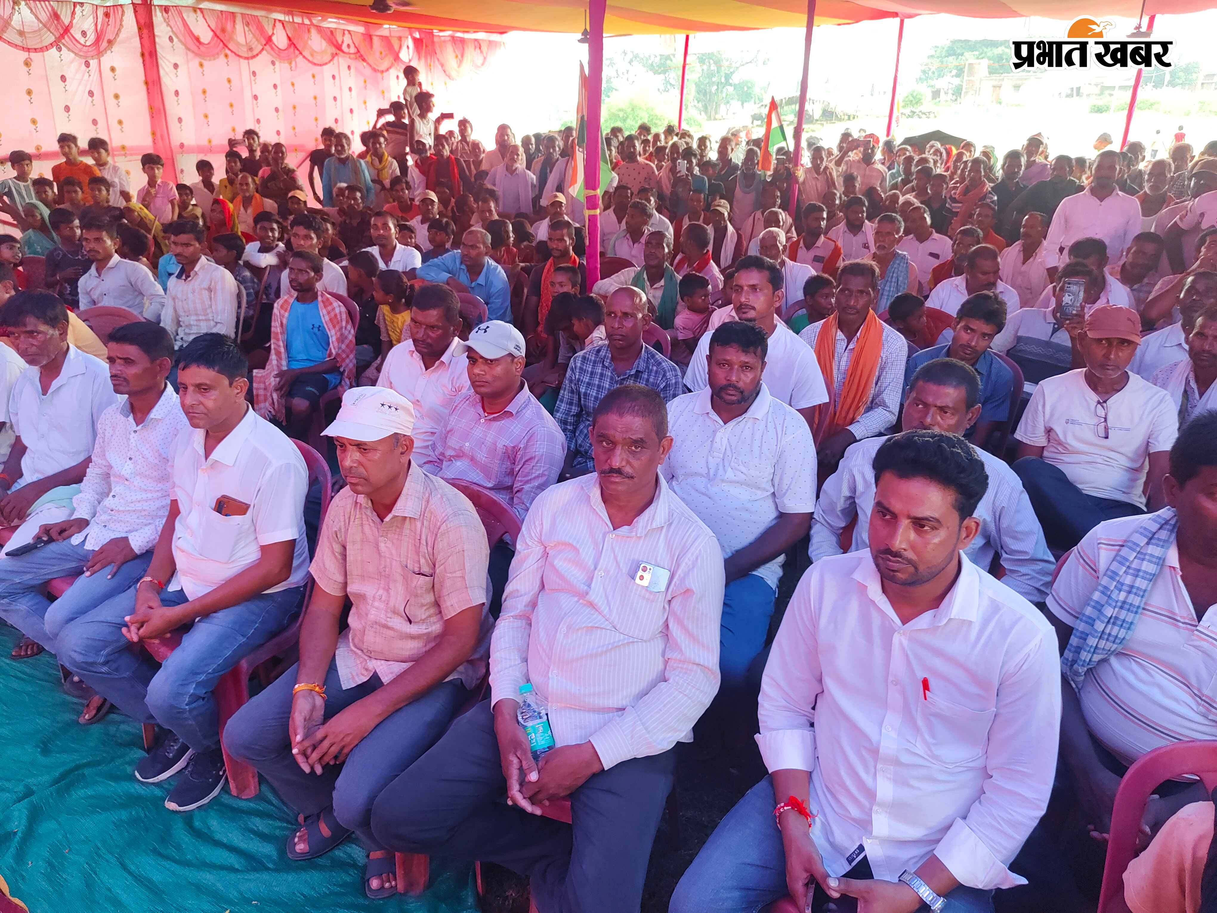 सभा को संबोधित करते विधायक प्रदीप यादव उपस्थित ग्रामीण | Prabhat Khabar Network