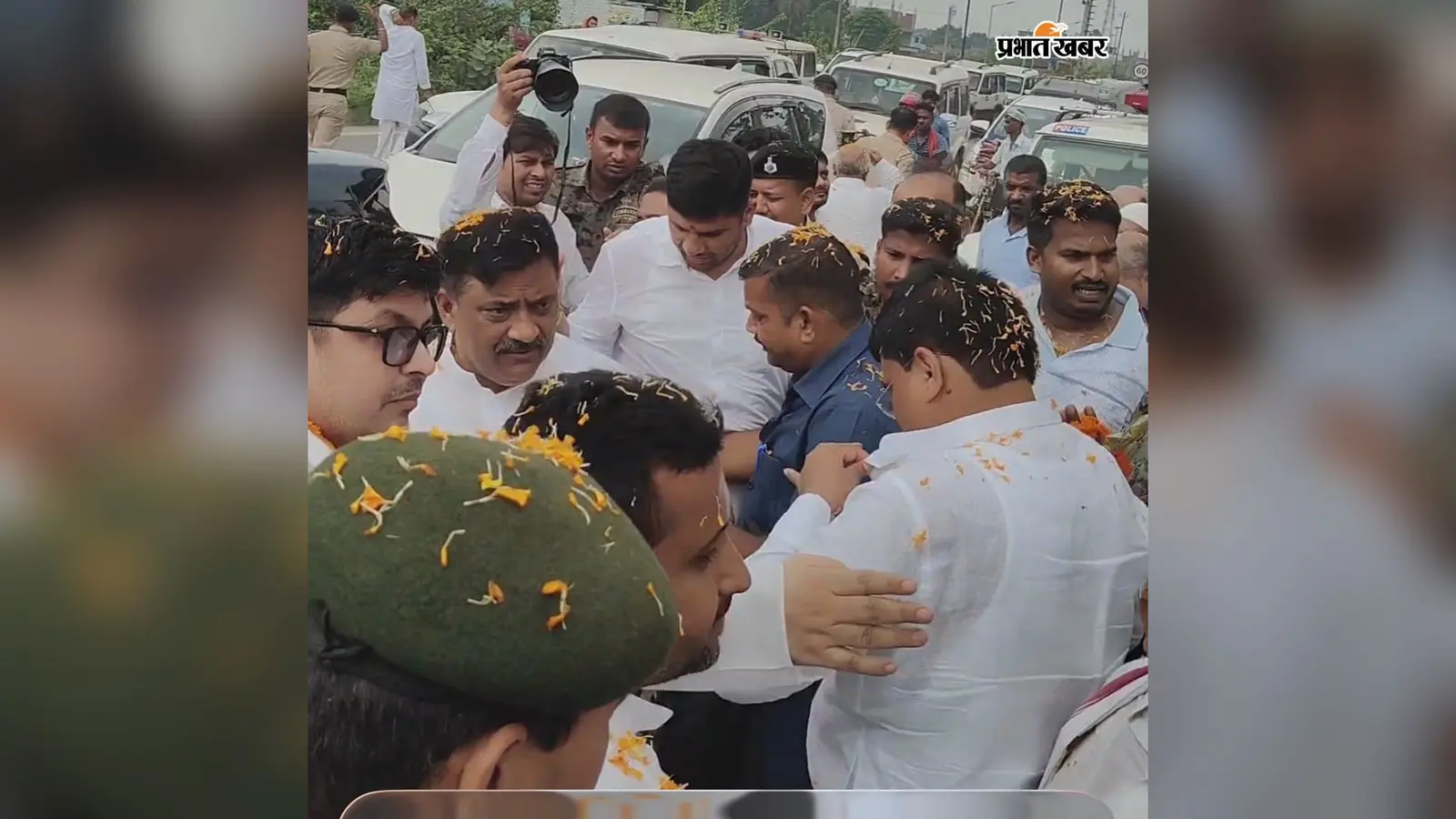 Begusarai News: बलिया में संजय झा और उमेश कुशवाहा का जोरदार स्वागत, जेसीबी से बरसाए फूल