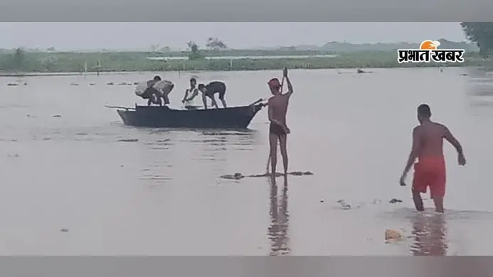 जवईनिया में बोल्डर पिचिंग के नीचे उठ रहे बुलबुले, जमीन धंसने का अंदेशा; 52 करोड़ के काम पर फिर मंडराया कटाव का खतरा