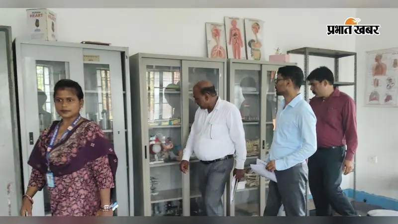 औरंगाबाद के मॉडल स्कूल में निरीक्षण के दौरान 5 कंप्यूटर और माइक्रोस्कोप खराब मिले, कमजोर छात्रों के लिए रिमेडियल क्लास का निर्देश