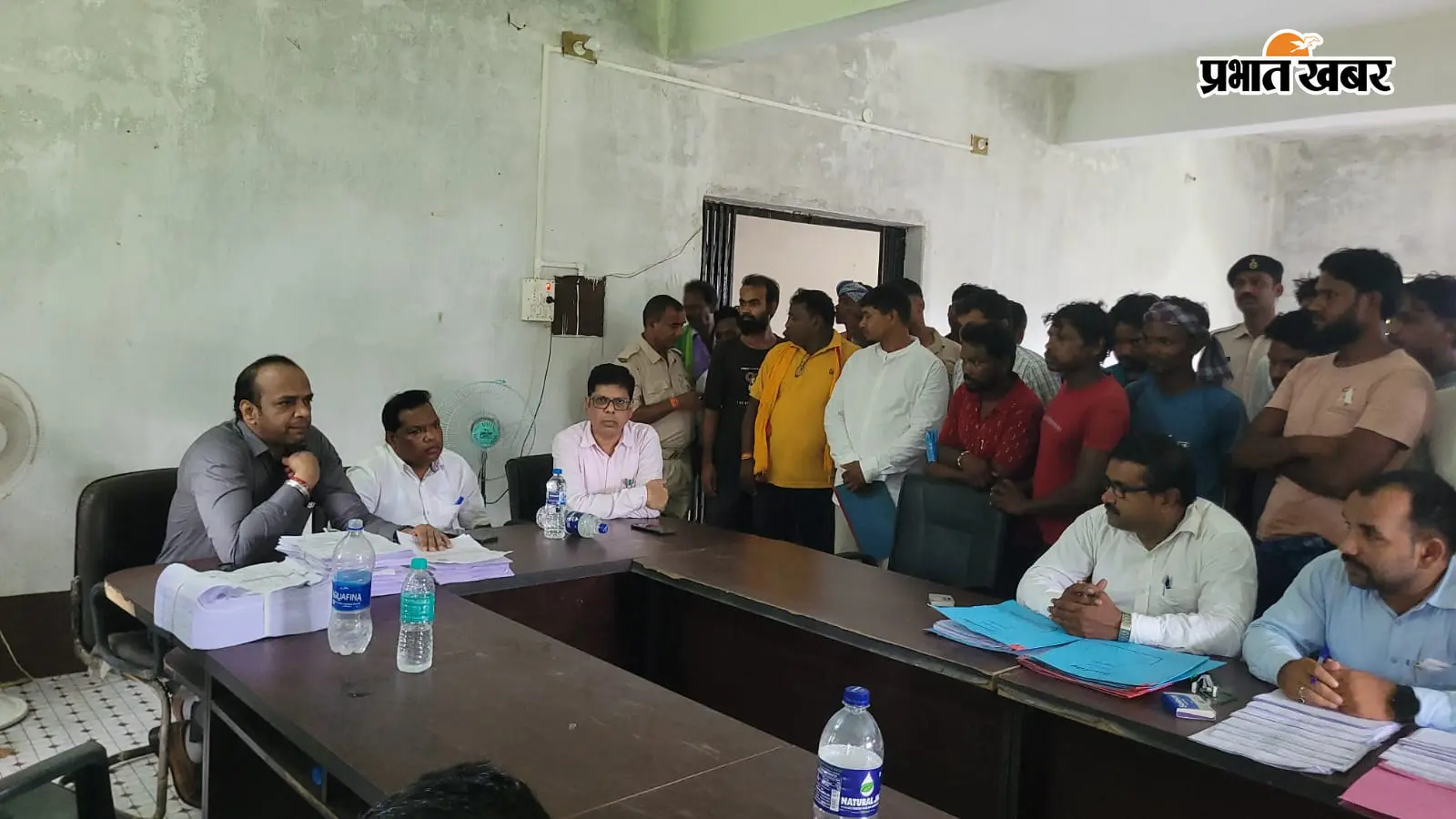 मतदाता सूची पुनरीक्षण कैंप में पहुंचे अधिकारी, बोले- कोई पात्र मतदाता न छूटे