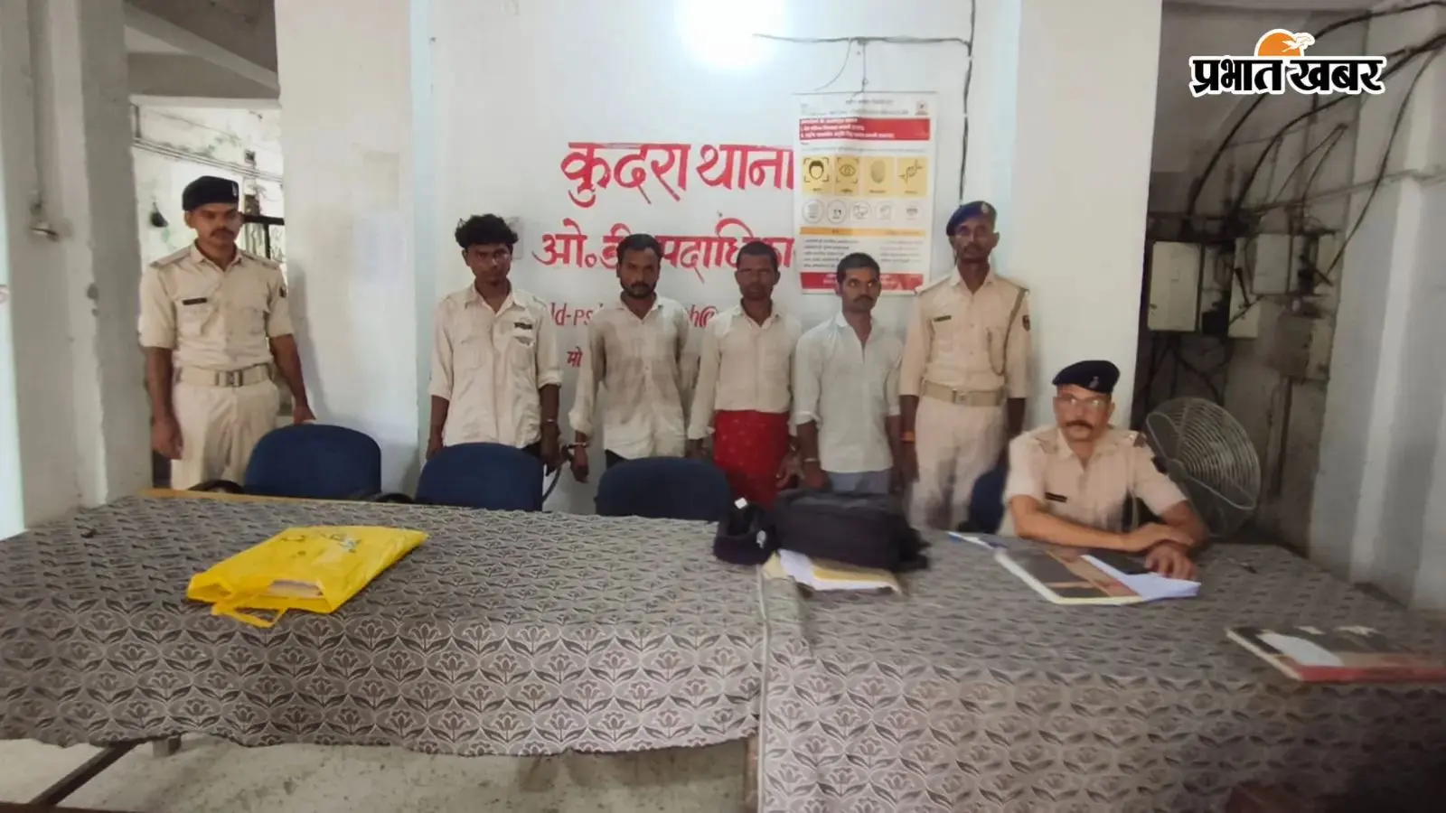 कैमूर में शराब के नशे में शोरगुल कर रहे चार पियक्कड़ गिरफ्तार, एक वारंटी भी पकड़ा गया