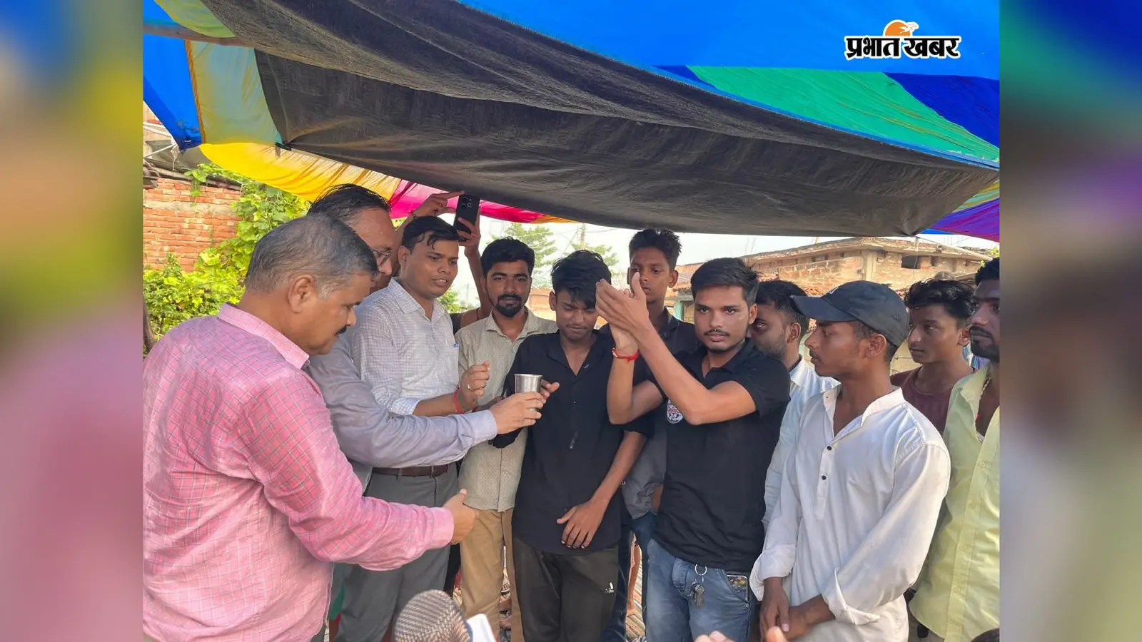 अनशन पर बैठे पिंटू कुमार को जूस पिलाकर अनशन समाप्त कराते बीडीओ अमित कुमार अमन, सीओ गजानंद मेहता, प्रमुख सुधीर कुमार साह, मुखिया पति डॉ. रामजानकी राय एवं पूर्व जिला परिषद सदस्य संदीप पटेल व अन्य. | Prabhat Khabar Network