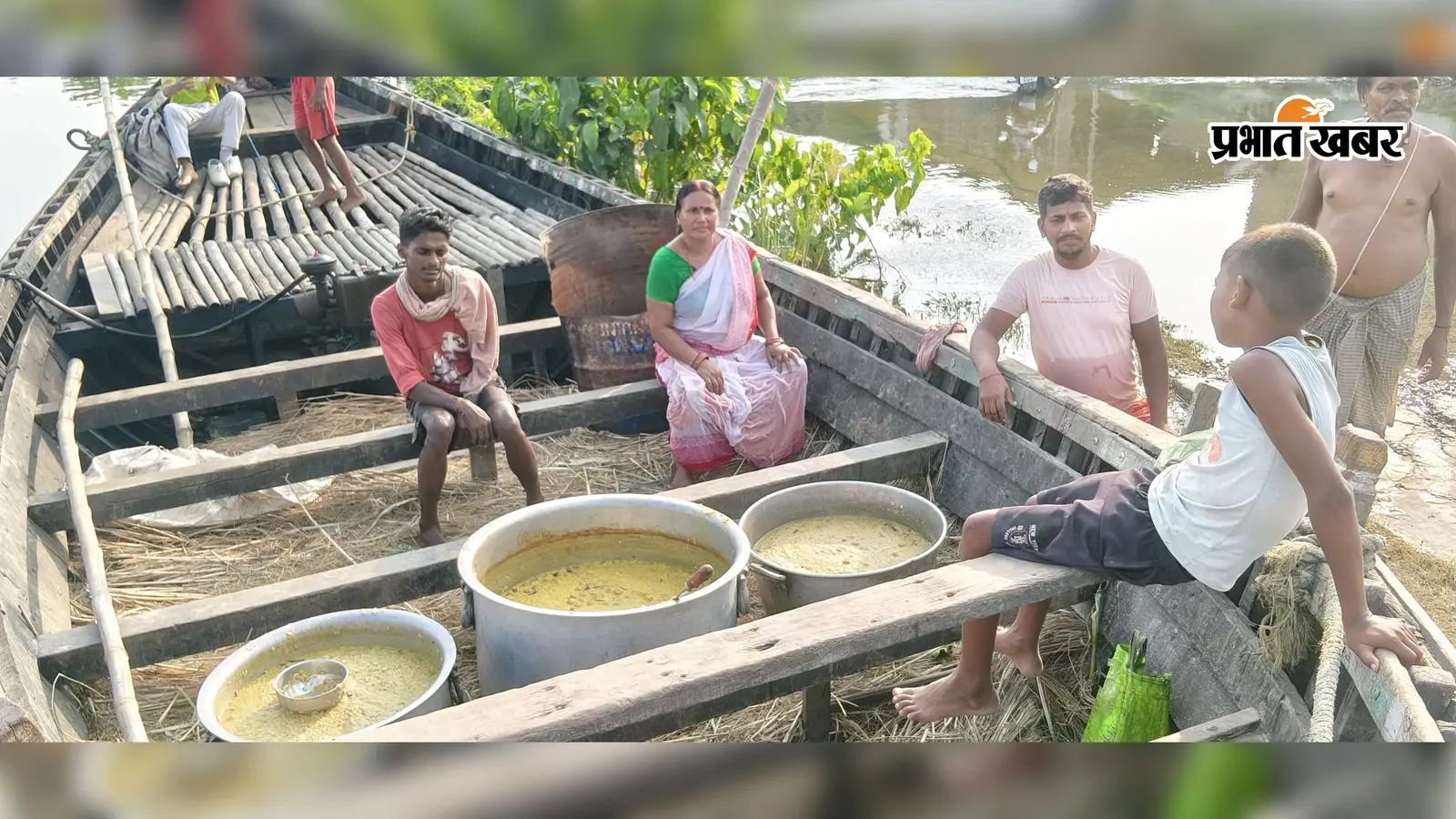 Begusarai Floods: घर में घुसा बाढ़ का पानी, नाव से पहुंचकर आंगनबाड़ी सेविका ने बाढ़ पीड़ितों के बीच बांटा भोजन