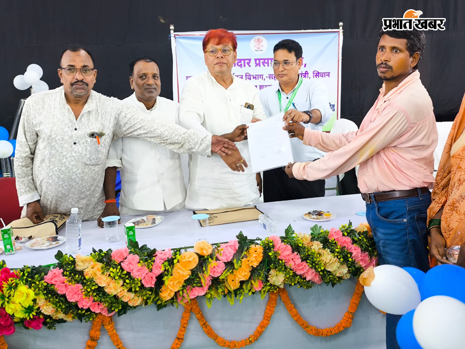 दोनों परिवार के आश्रितों को चेक प्रदान करते | Prabhat Khabar Network