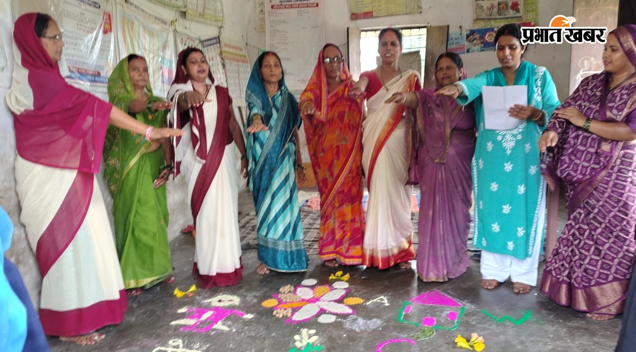 फोटो:- पोषण माह में शपथ लेते पर्यवेक्षिका शशि कुमारी व आंगनबाड़ी सेविका  फोटो:- कार्यक्रम में शामिल सेविका, छात्राएं व लाभुक  | Prabhat Khabar Network