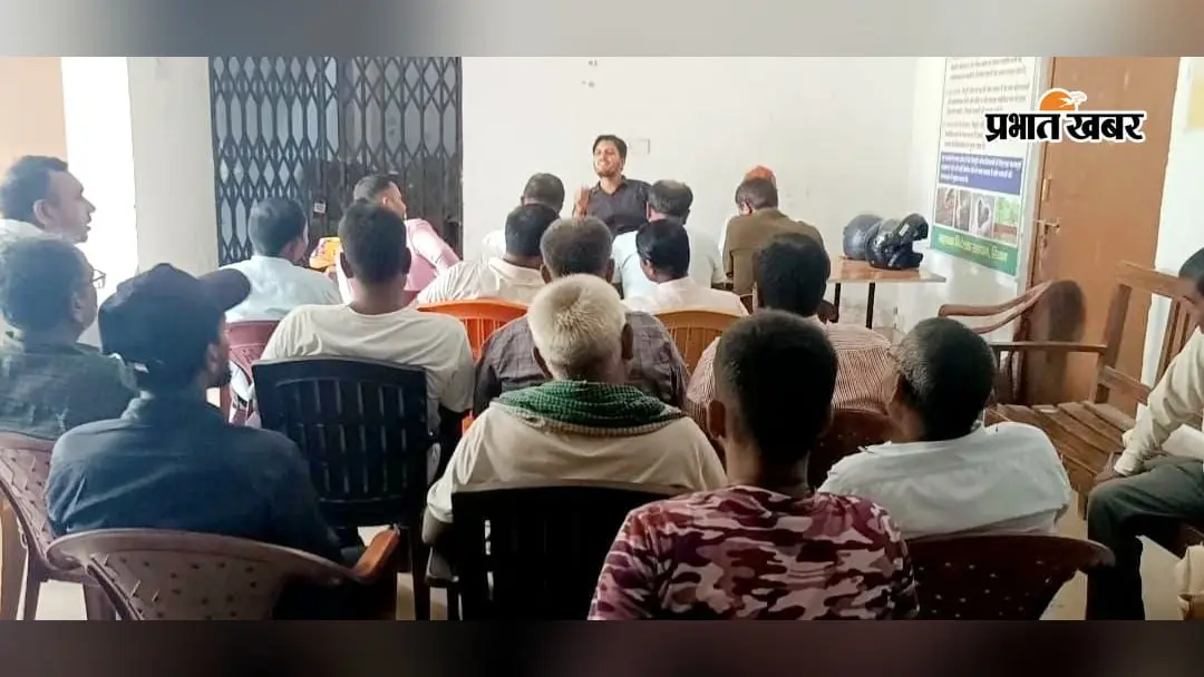 सीवान: हसनपुरा में खाद दुकानदारों की बैठक, अब मोबाइल से पता चलेगा किस दुकान पर कितनी खाद