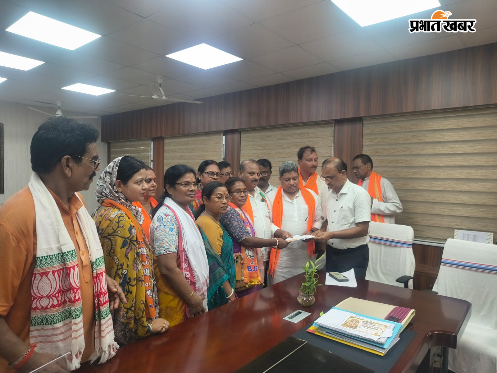 जेपीएससी-जेएसएससी परीक्षा में कथित धांधली के विरोध में बुधवार को पाकुड़ में आक्रोश रैली निकालते भाजपा कार्यकर्ता | Prabhat Khabar Network