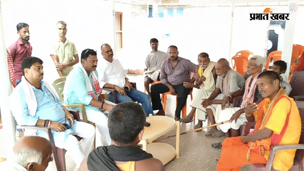 बाढ़ पीड़ितों का फूटा आक्रोश: एसडीएम के आदेश के बाद भी नहीं मिली पॉलीथिन, विधायक के पास पहुंचे ग्रामीण