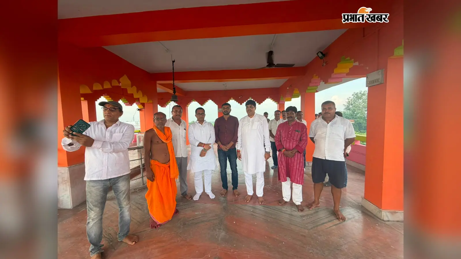 ओबरा पहुंचे अतरी विधायक रैनित कुमार, डॉ. श्रीकृष्ण सिंह को दी श्रद्धांजलि; सुर्खी ठाकुरबाड़ी में श्रीकृष्ण छठी का प्रसाद ग्रहण किया