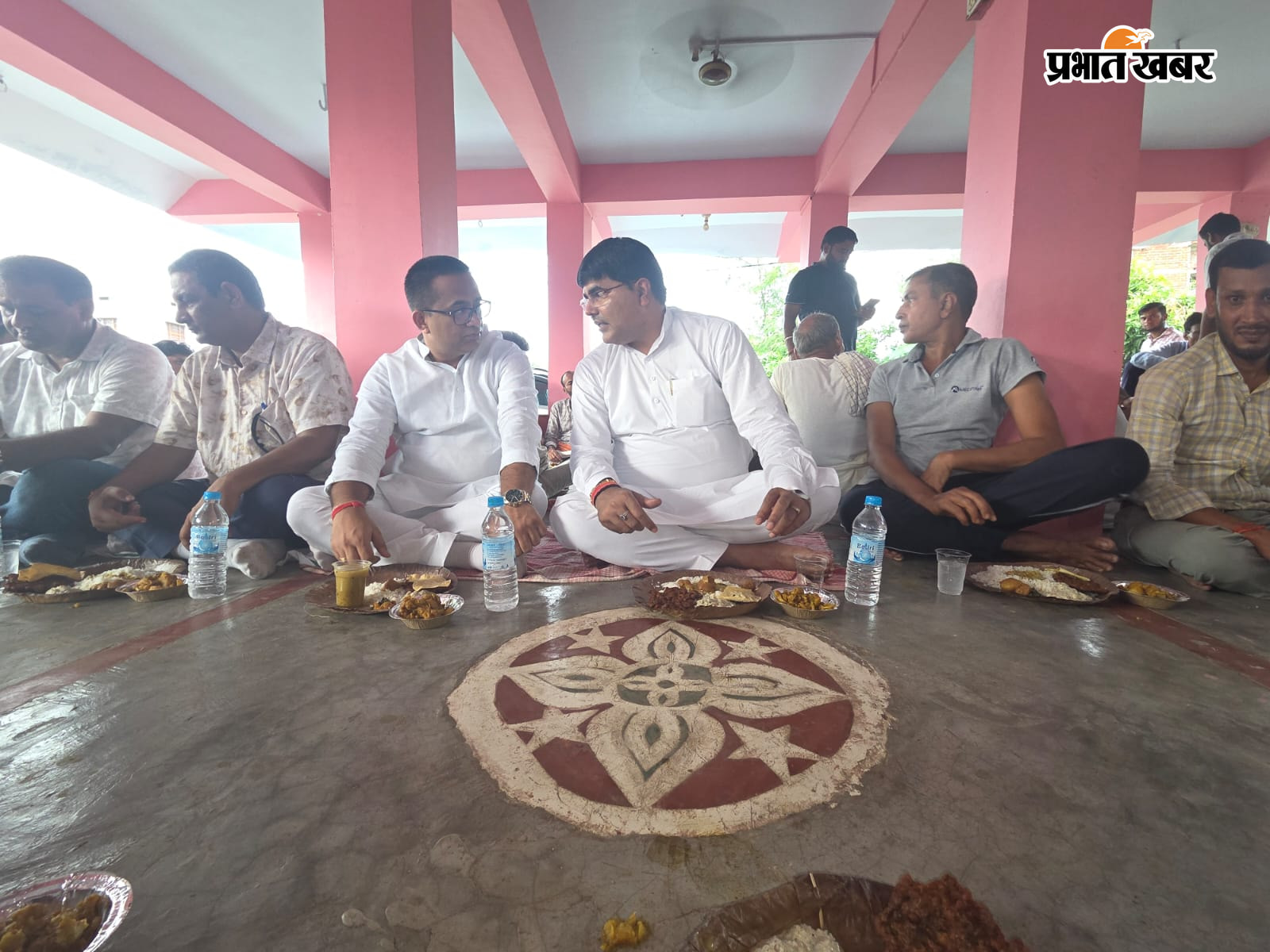 सुर्खी गांव स्थित ठाकुरबाड़ी में ग्रहण किया भगवान का प्रसाद | Prabhat Khabar Network