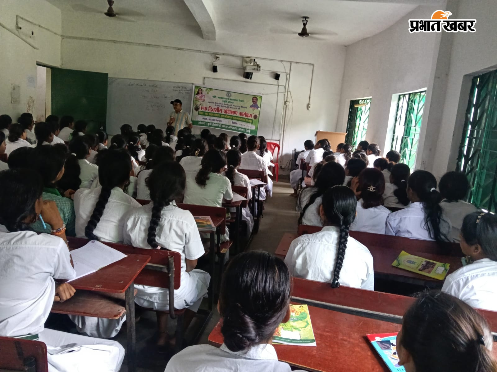 पीएम श्री केजीएबी सारठ में मृदा जांच के बारे में जानकारी देते बीएओ शशांक शेखर | Prabhat Khabar Network