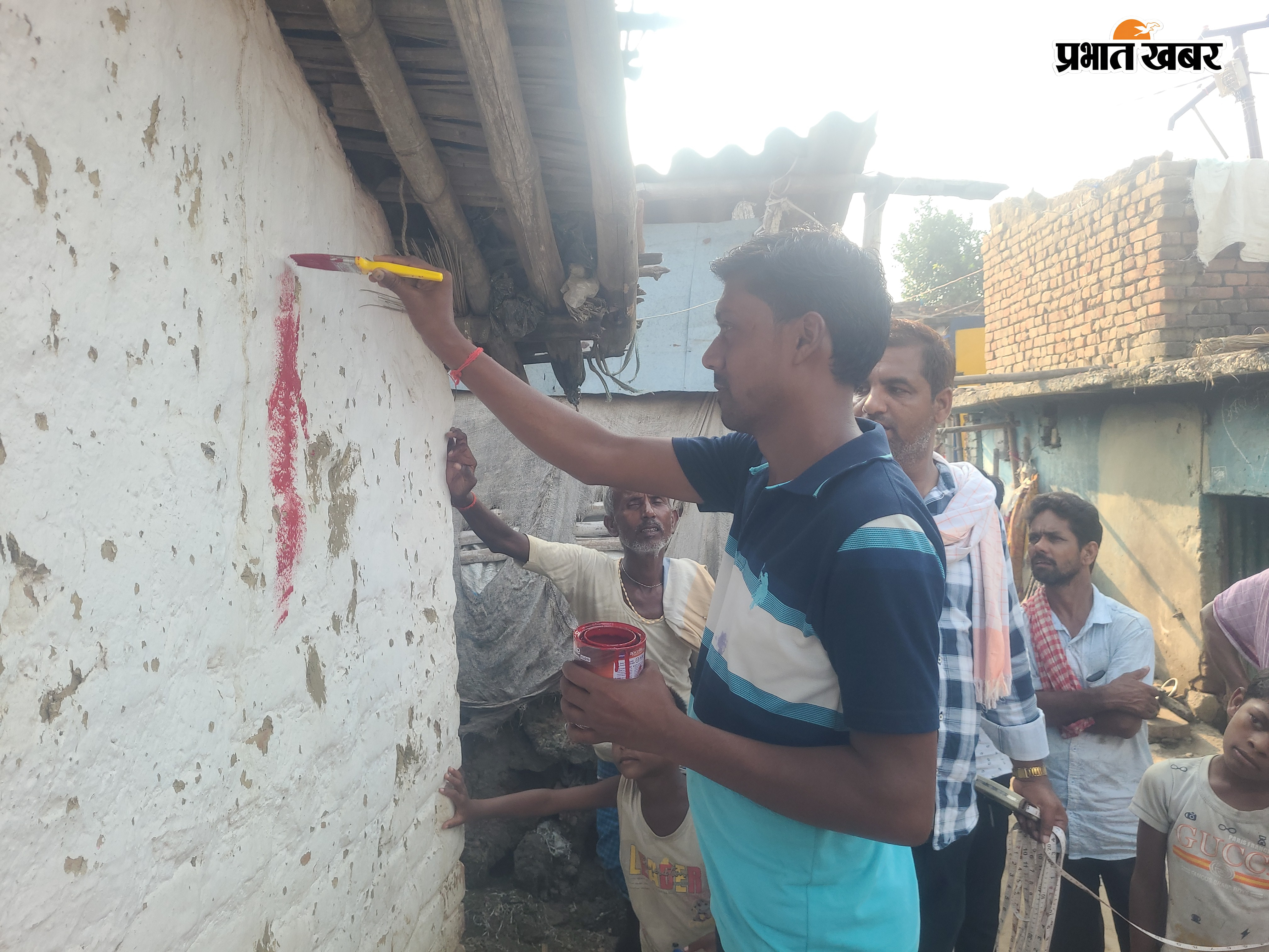 अतिक्रमण की हुई जगह को चिन्हित करते कर्मी | Prabhat Khabar Network