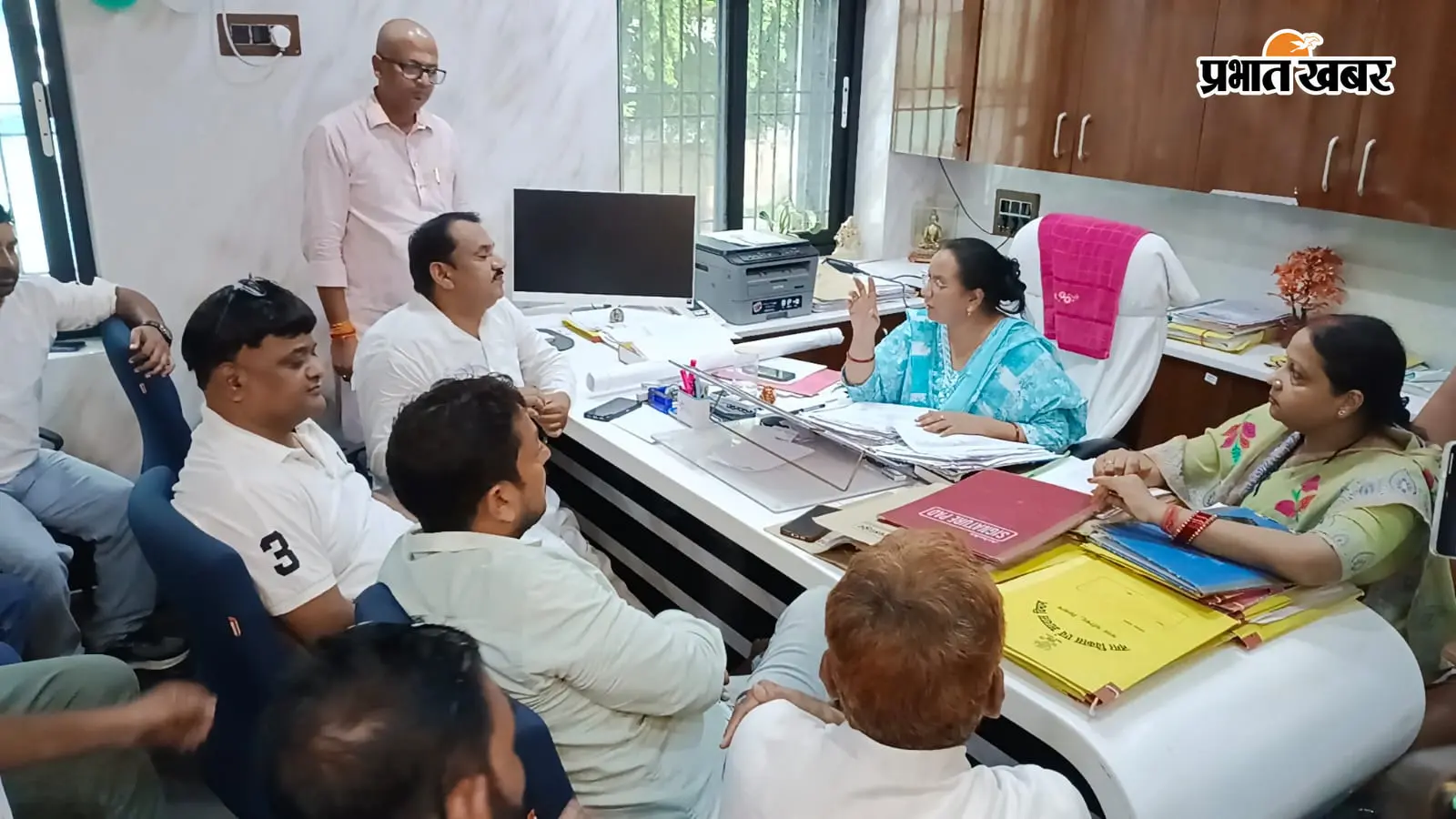 सीवान में जलजमाव से शहर बेहाल, नाला निर्माण और मरम्मत की मांग; EO से मिले पार्षद