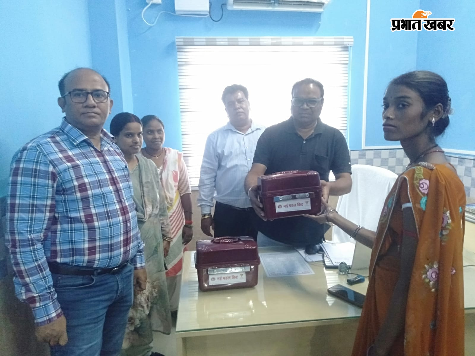 गर्भवती महिलाओं को श्रृंगार बॉक्स देते बीडियो व डॉ उमाकांत प्रसाद | Prabhat Khabar Network