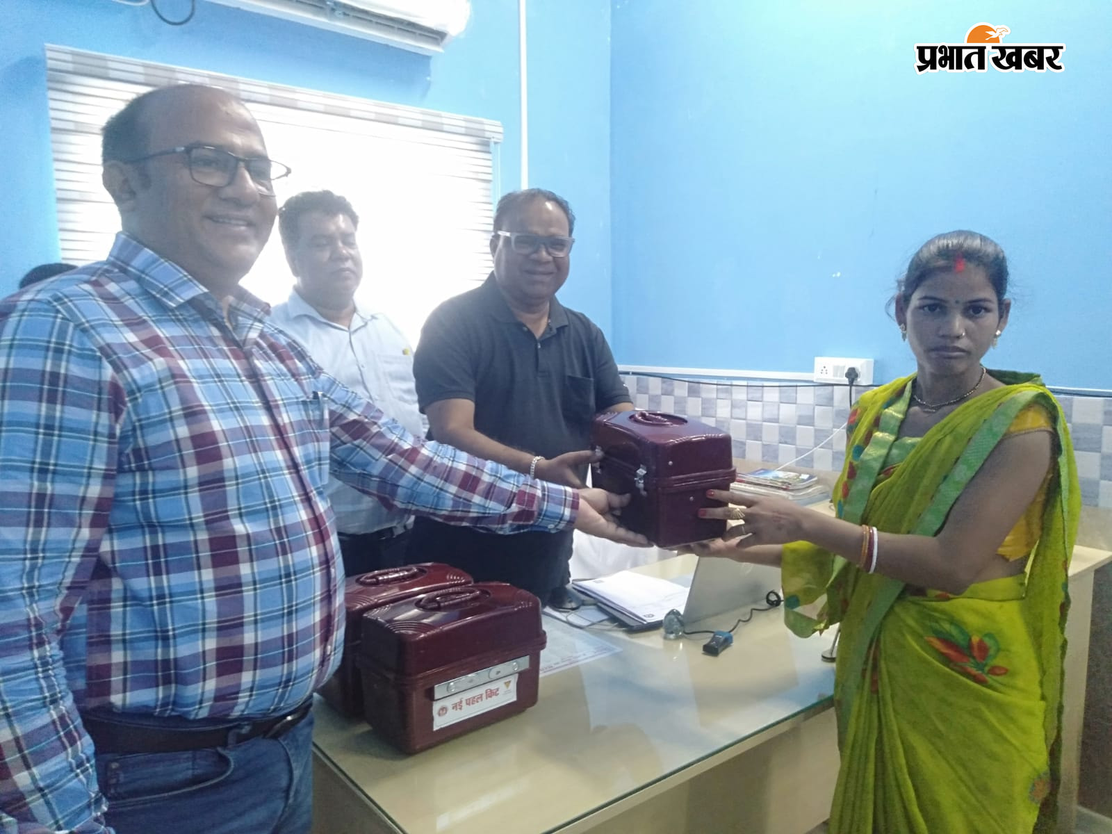 गर्भवती महिलाओं को श्रृंगार बॉक्स देते बीडियो व डॉ उमाकांत प्रसाद | Prabhat Khabar Network