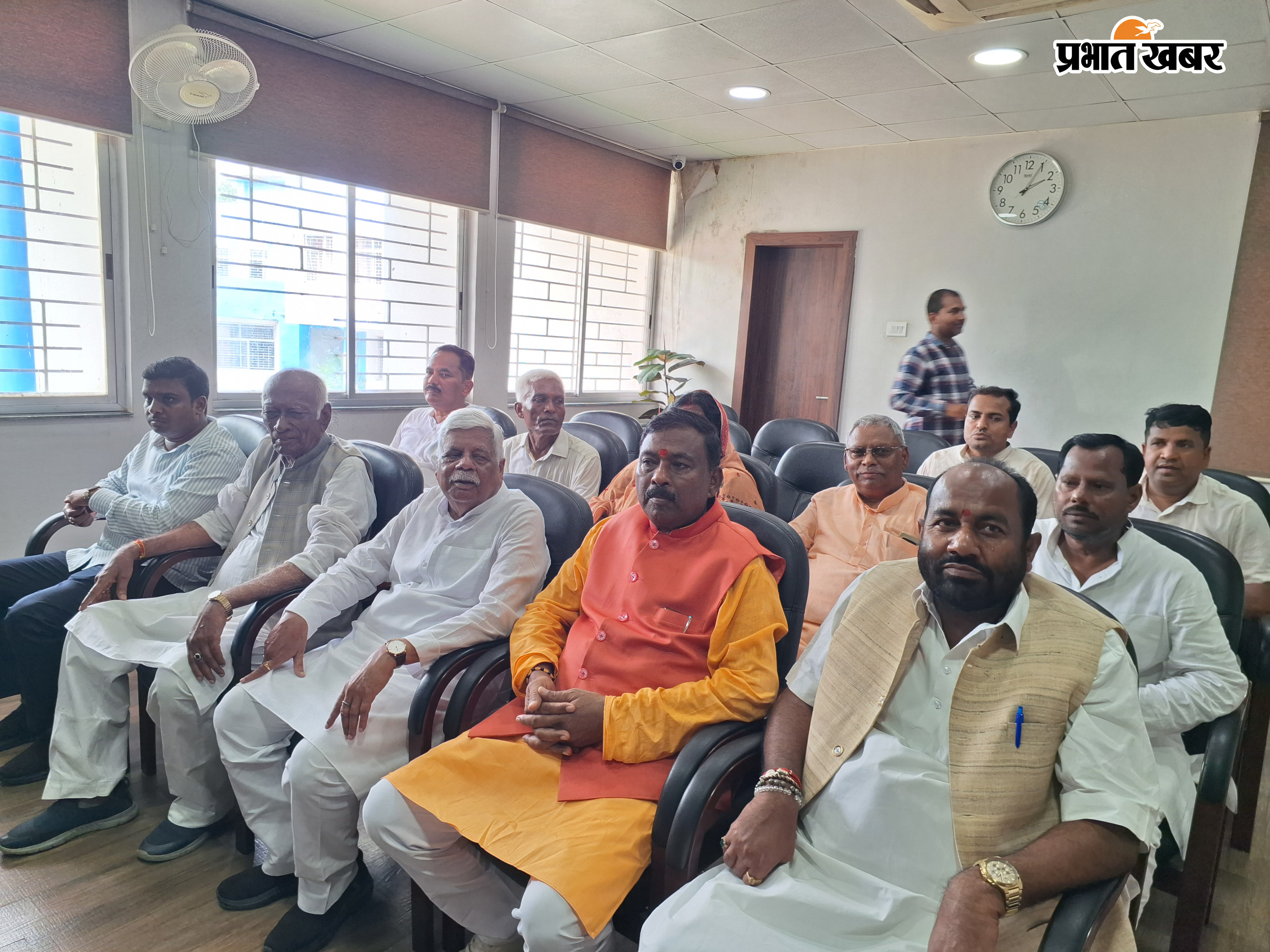 फोटो कैप्शन : जनाक्रोश रैली में शामिल भाजपा के लोग, डीसी कक्ष में दीपक प्रकाश, वीडी राम, आलोक चौरसिया, शशिभूषण मेहता एवं ज्ञापन सौपते जिलाध्यक्ष     | Prabhat Khabar Network