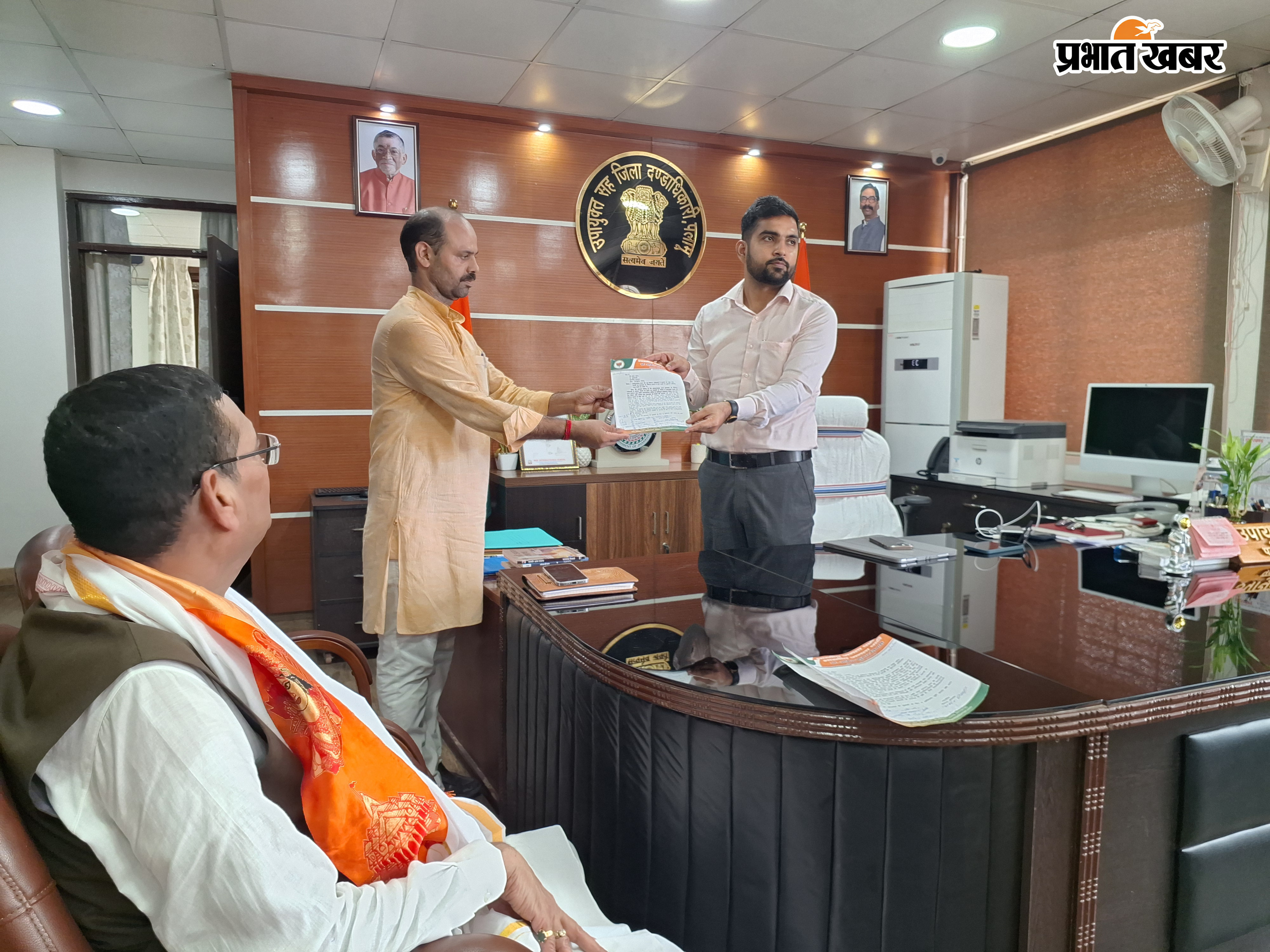फोटो कैप्शन : जनाक्रोश रैली में शामिल भाजपा के लोग, डीसी कक्ष में दीपक प्रकाश, वीडी राम, आलोक चौरसिया, शशिभूषण मेहता एवं ज्ञापन सौपते जिलाध्यक्ष     | Prabhat Khabar Network