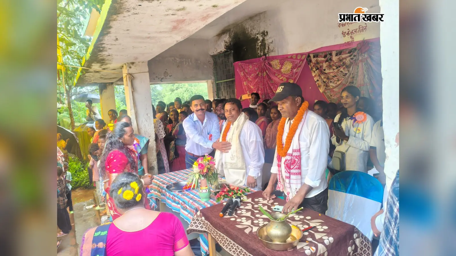 स्कूल तक खराब रास्ते की समस्या लेकर पहुंचे शिक्षक, विधायक रामसूर्या मुंडा ने दिया समाधान का भरोसा