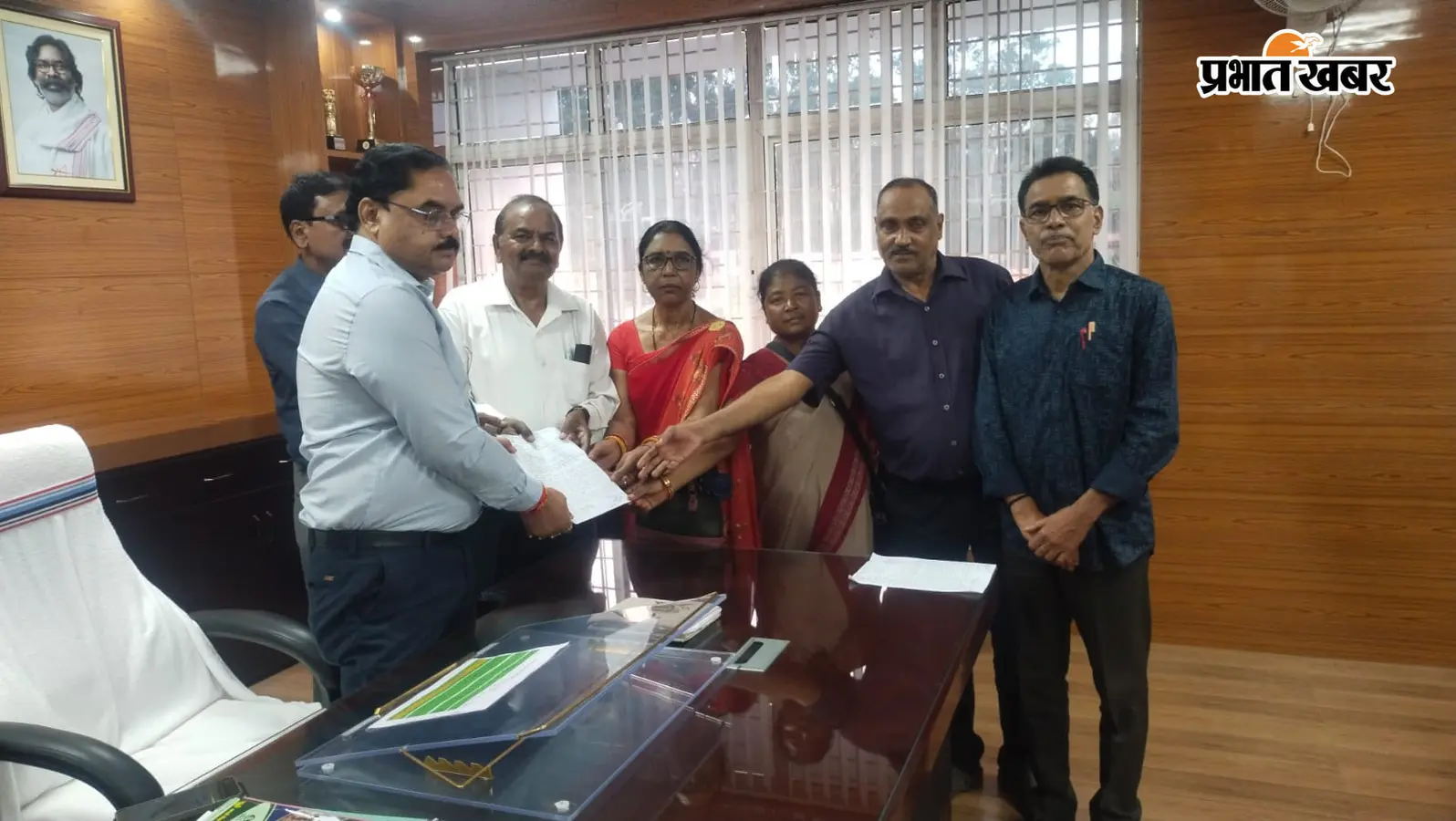 वेलिडेसन एक्ट 2025 के विरोध में पेंशनरों का प्रदर्शन, डीसी को सौंपा ज्ञापन
