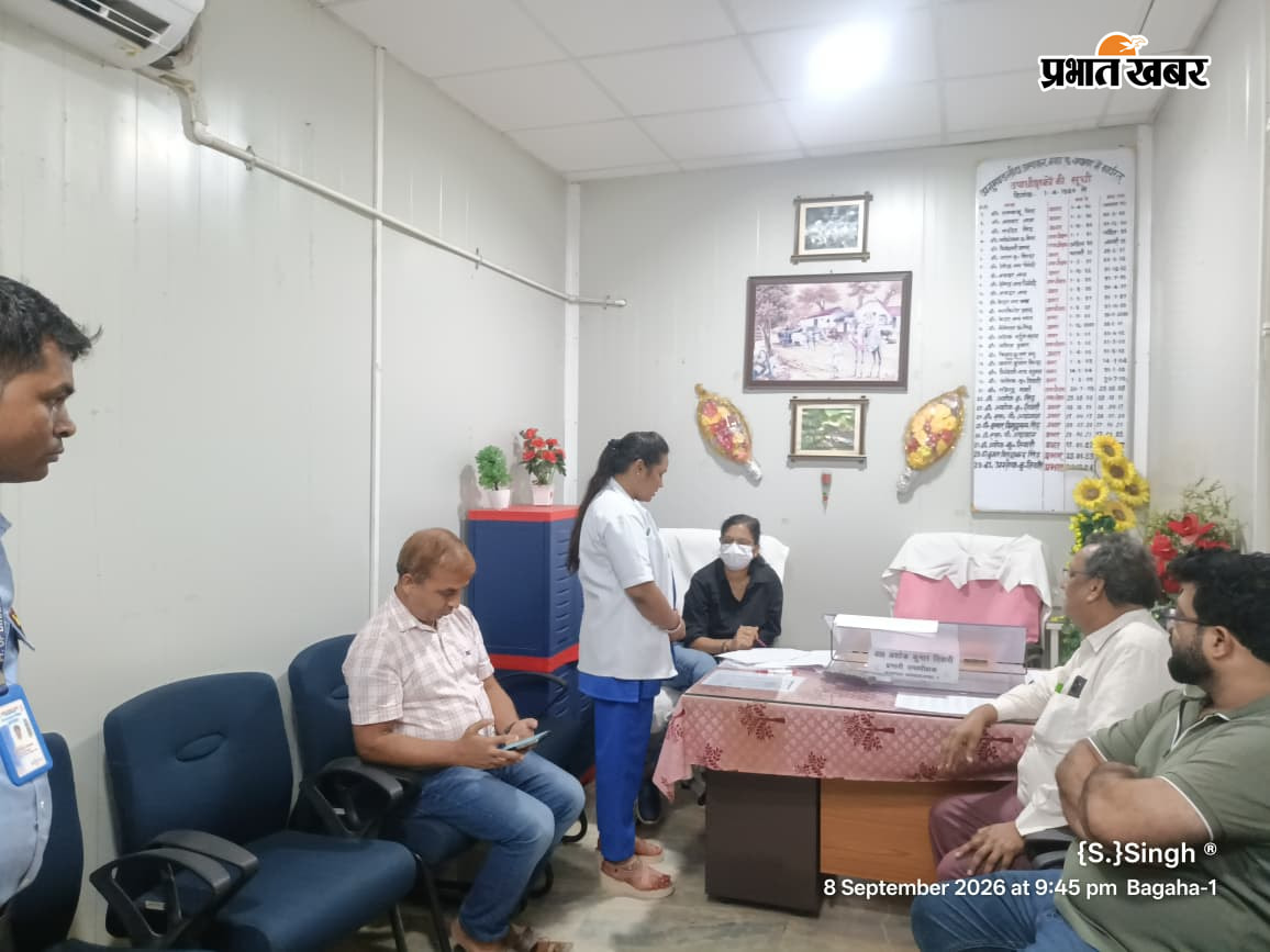 चिकित्सक व स्वास्थ्य कर्मियों से जानकारी लेती एसडीएम चांदनी कुमारी | Prabhat Khabar Network