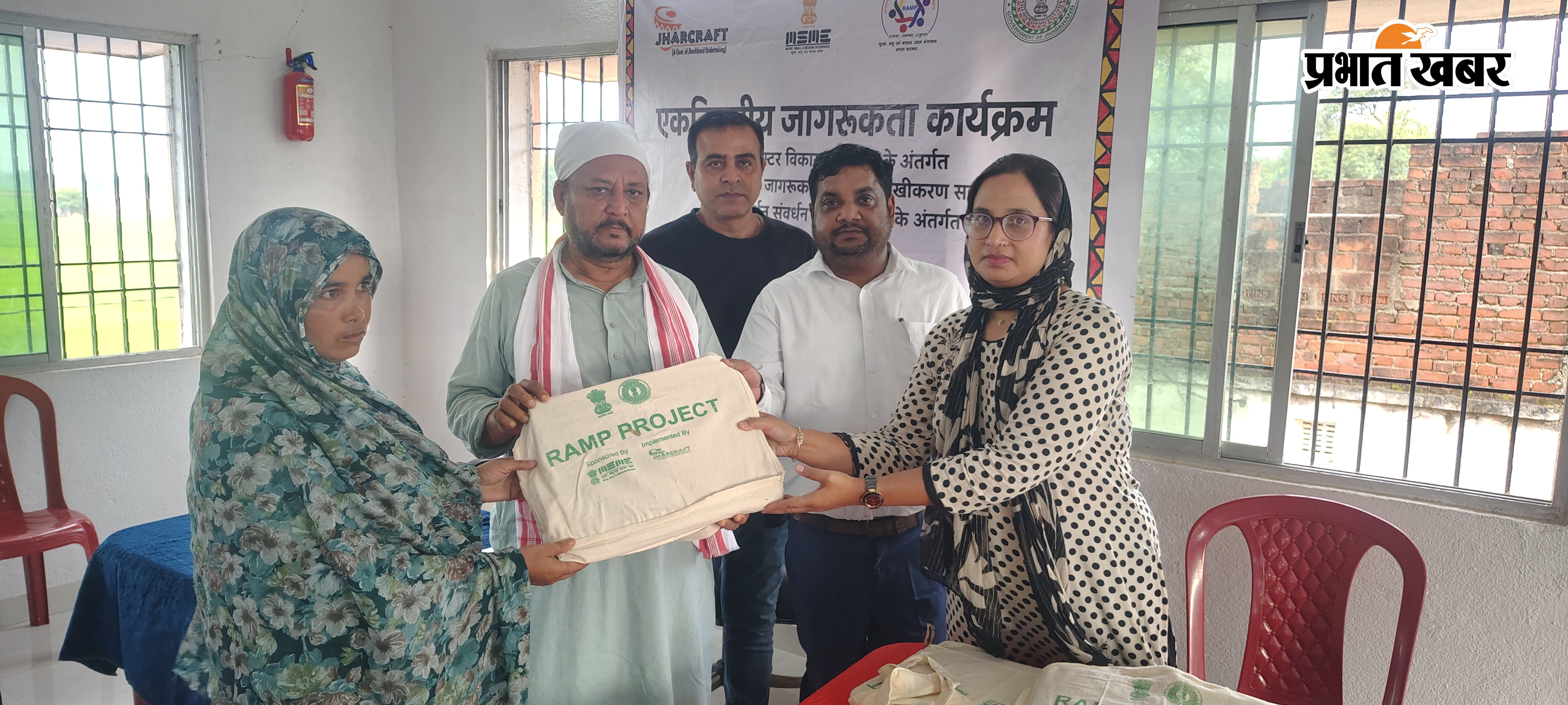कार्यक्रम में अतिथि सम्मानित करते झारक्राफ्ट के प्रबंधक आयोग सदस्य को | Prabhat Khabar Network