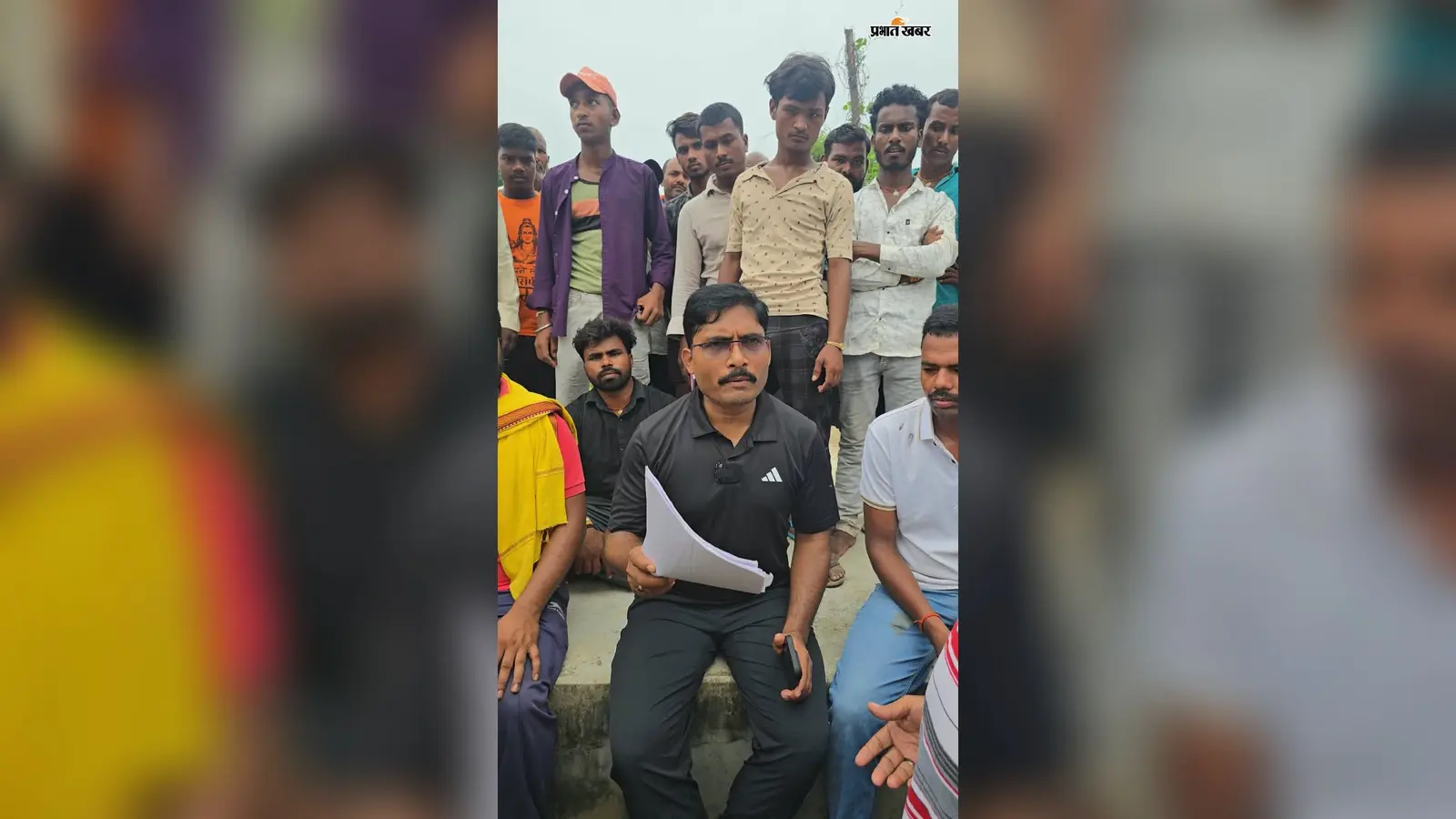 गढ़वा : पैदल गांव पहुंचे बीडीओ, जन चौपाल में सुनी समस्याएं और कई मामलों का किया समाधान