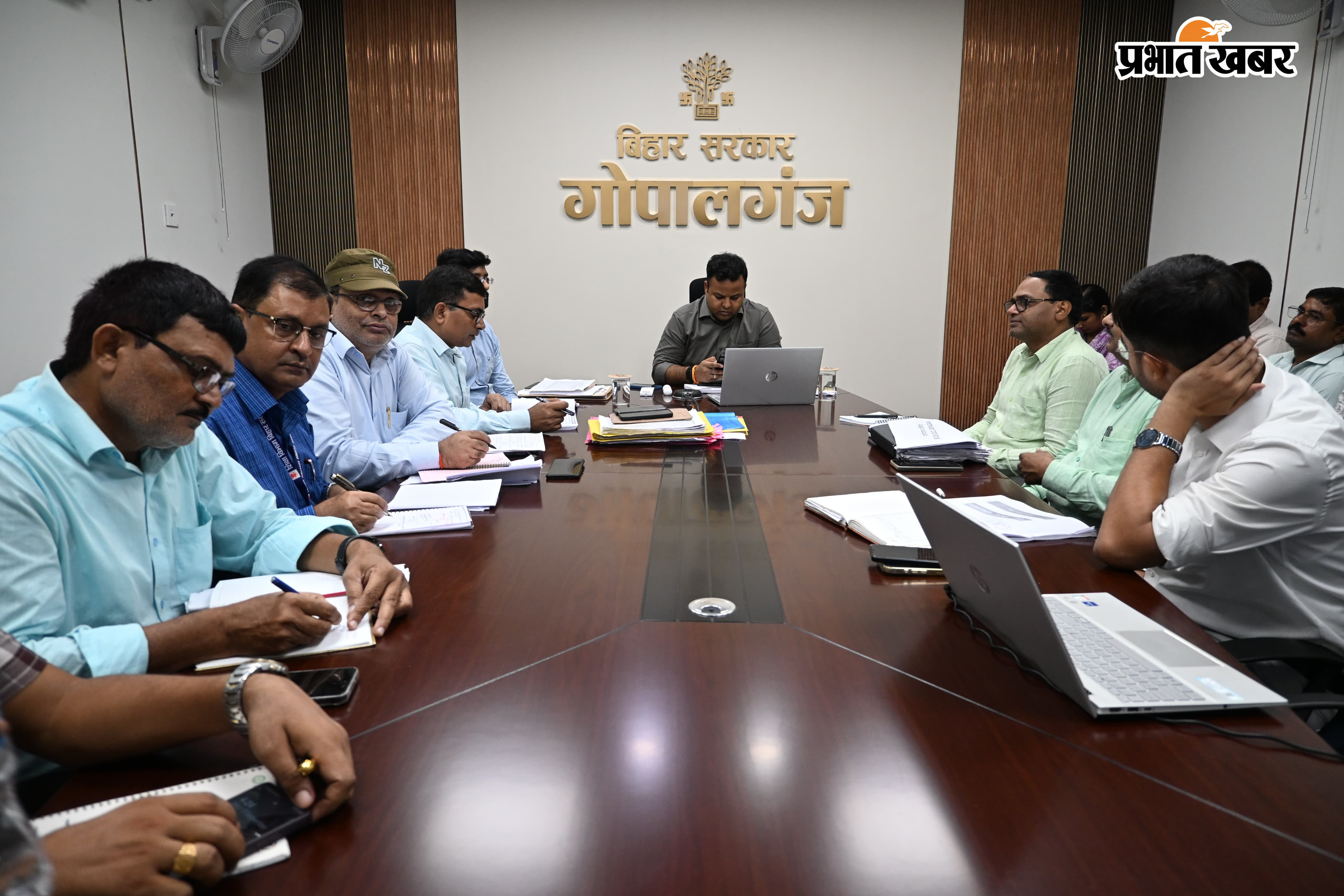 फोटो:- समीक्षा बैठक में शामिल डीएम व शिक्षा विभाग के अधिकारी फोटो:- बैठक में डीइओ व डीपीओ को निर्देश देते डीएम | Prabhat Khabar Network