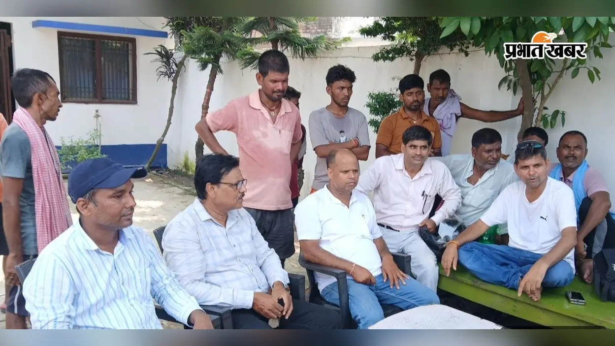 सारण में बाढ़ का पानी घटा, लेकिन सड़ांध और कीचड़ ने बढ़ायी परेशानी; घर लौटने से पहले सफाई में जुटे ग्रामीण