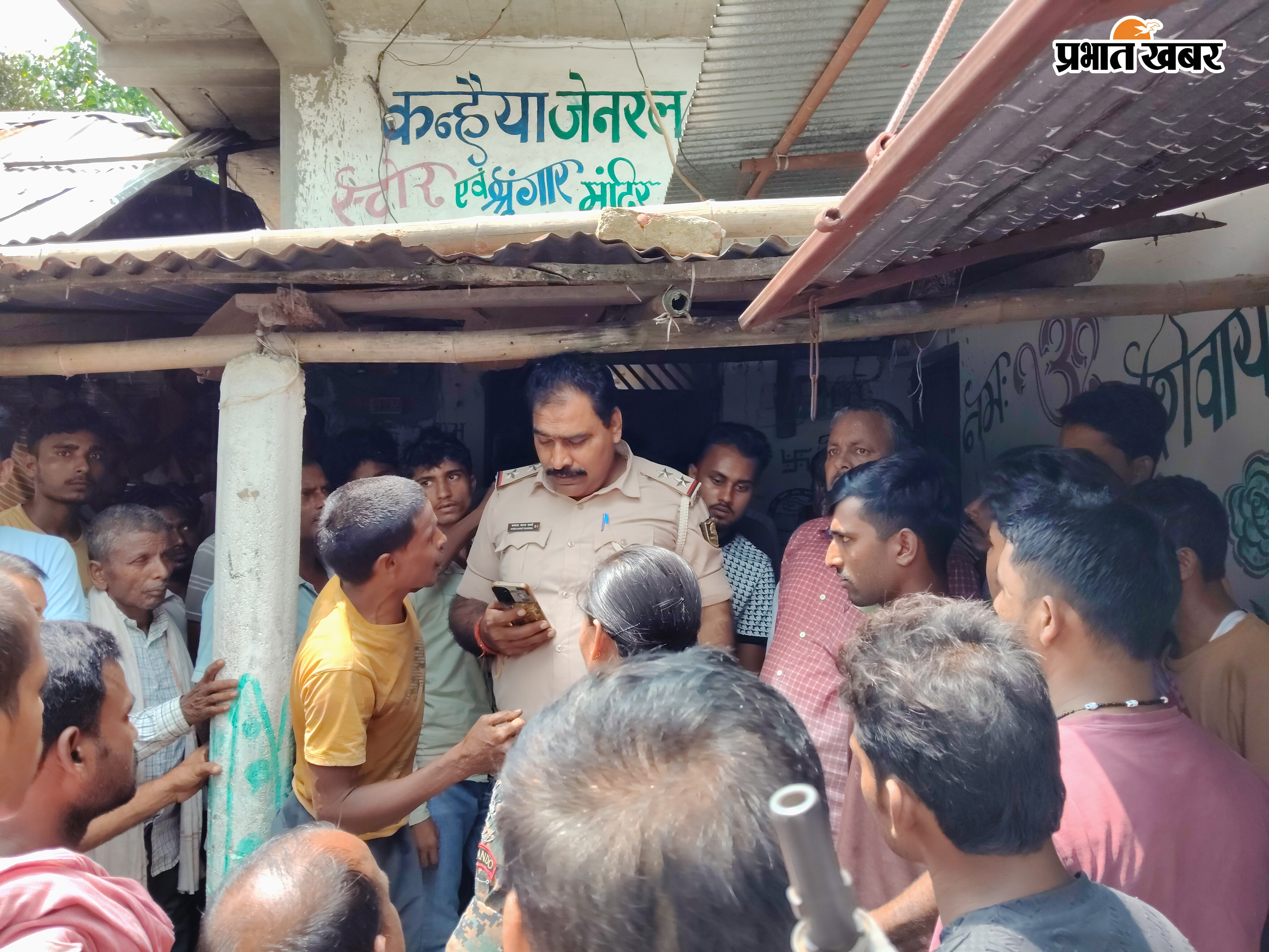घटना की जानकारी लेती पुलिस . | Prabhat Khabar Network